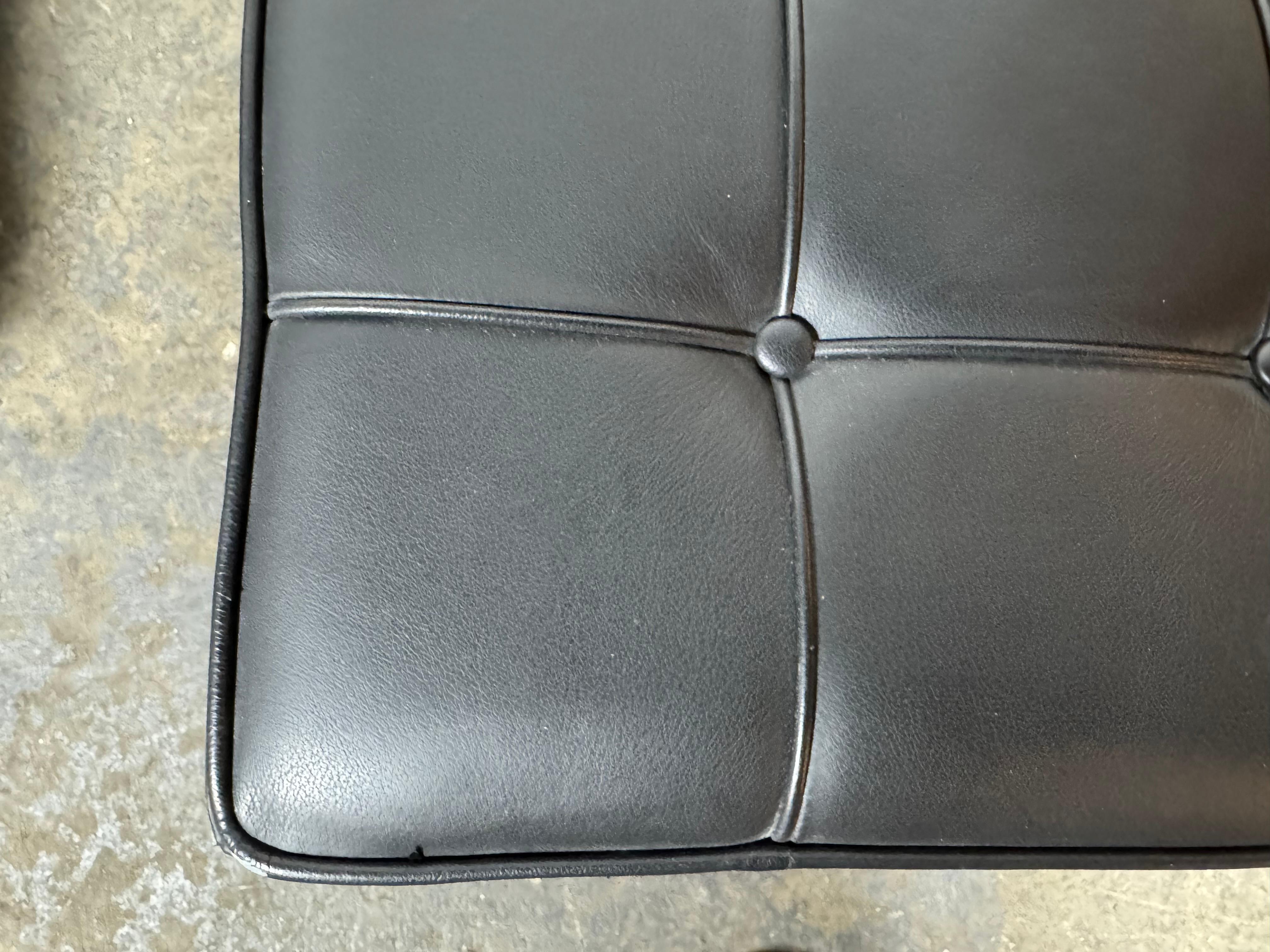 Chaises et poufs Barcelonas d'après Mies Van De Rohe/Italie en vente 3