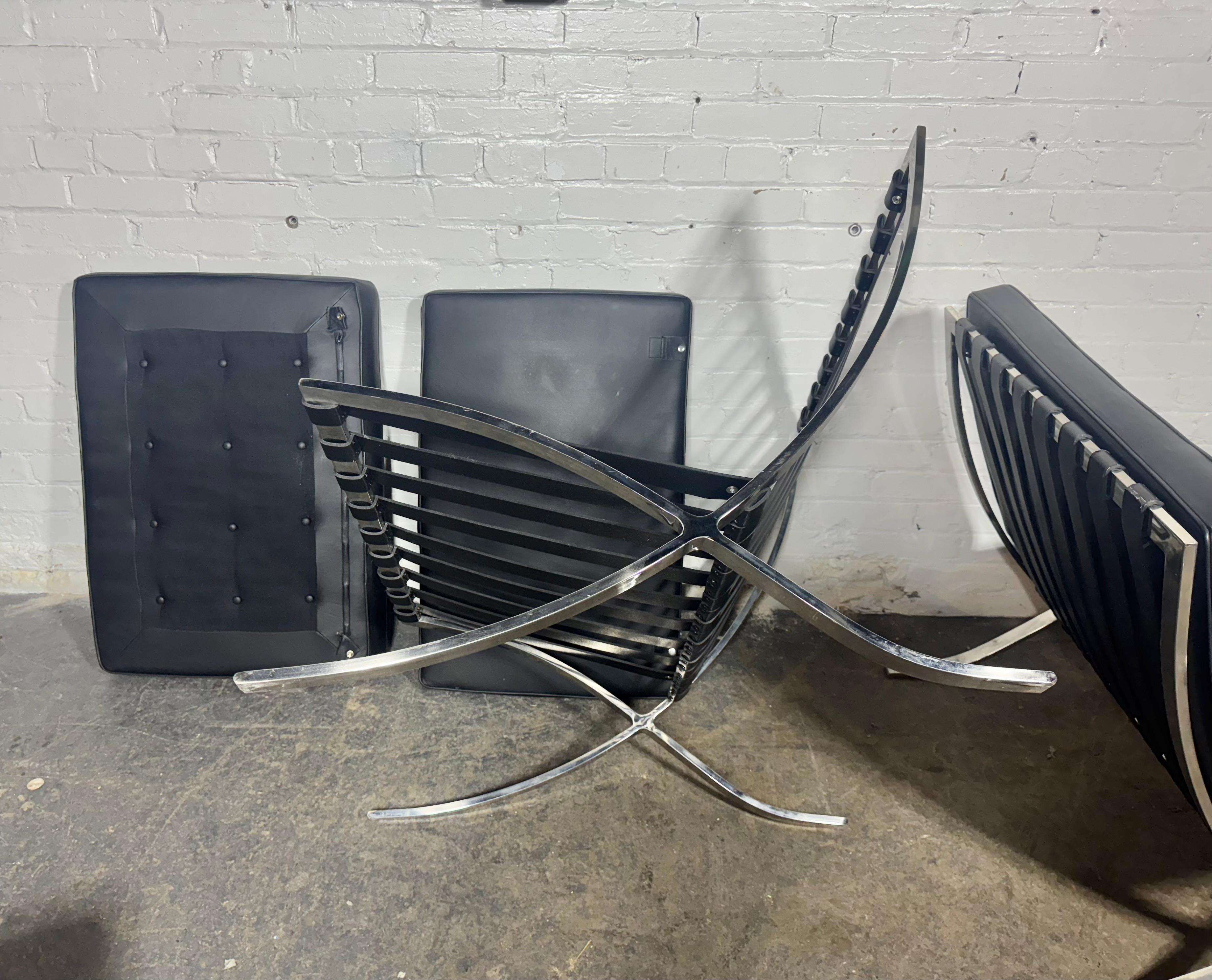 Chaises et poufs Barcelonas d'après Mies Van De Rohe/Italie en vente 8