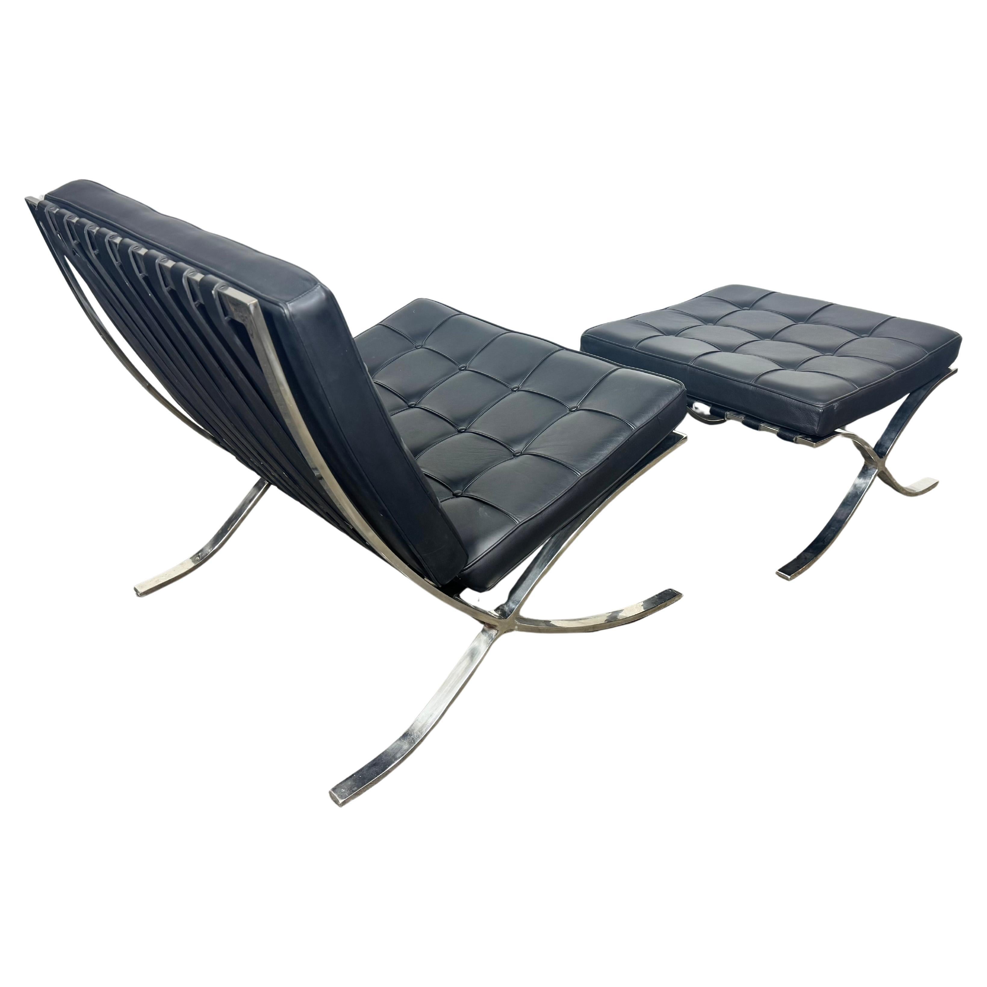 Paire de chaises et ottomans Barcelona en cuir et chrome assortis,  after Mies Van De Rohe /made in Italy , Superbe qualité, Extrêmement confortable,, Design Bauhaus classique et moderne,, Prix séparés, (1 chaise et 1 ottoman) Livraison en main