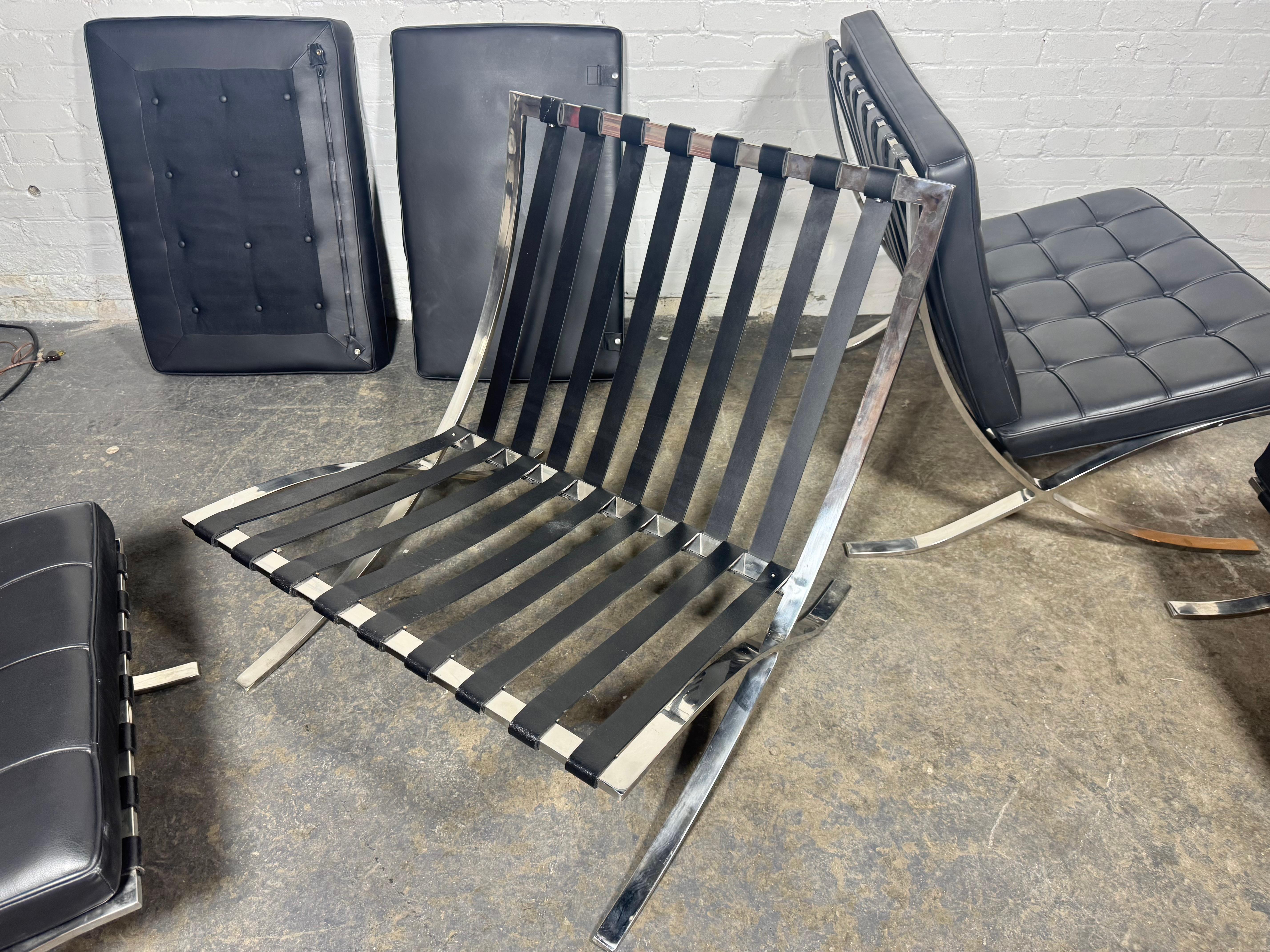 Chaises et poufs Barcelonas d'après Mies Van De Rohe/Italie Bon état - En vente à Buffalo, NY
