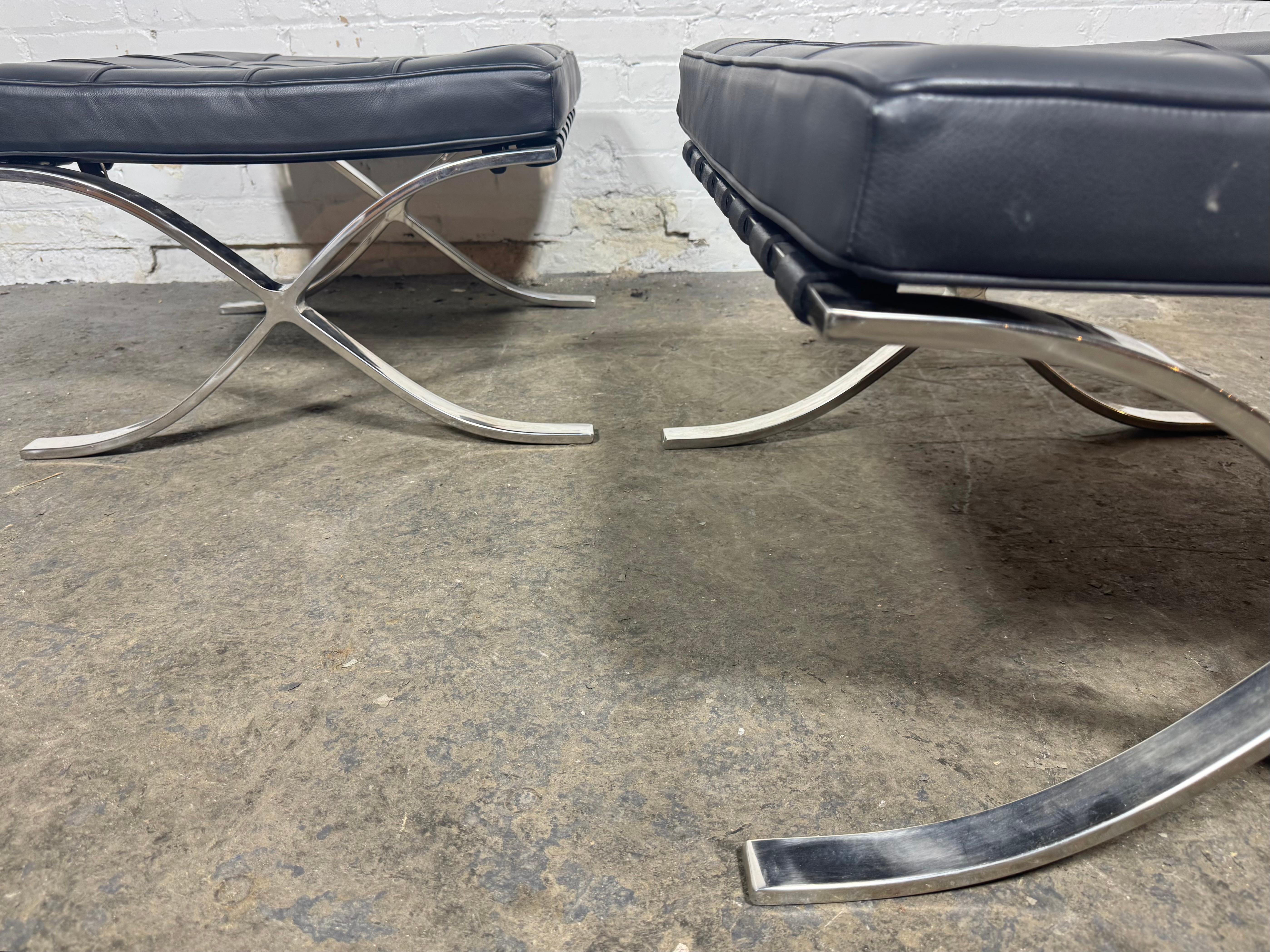 XXIe siècle et contemporain Chaises et poufs Barcelonas d'après Mies Van De Rohe/Italie en vente