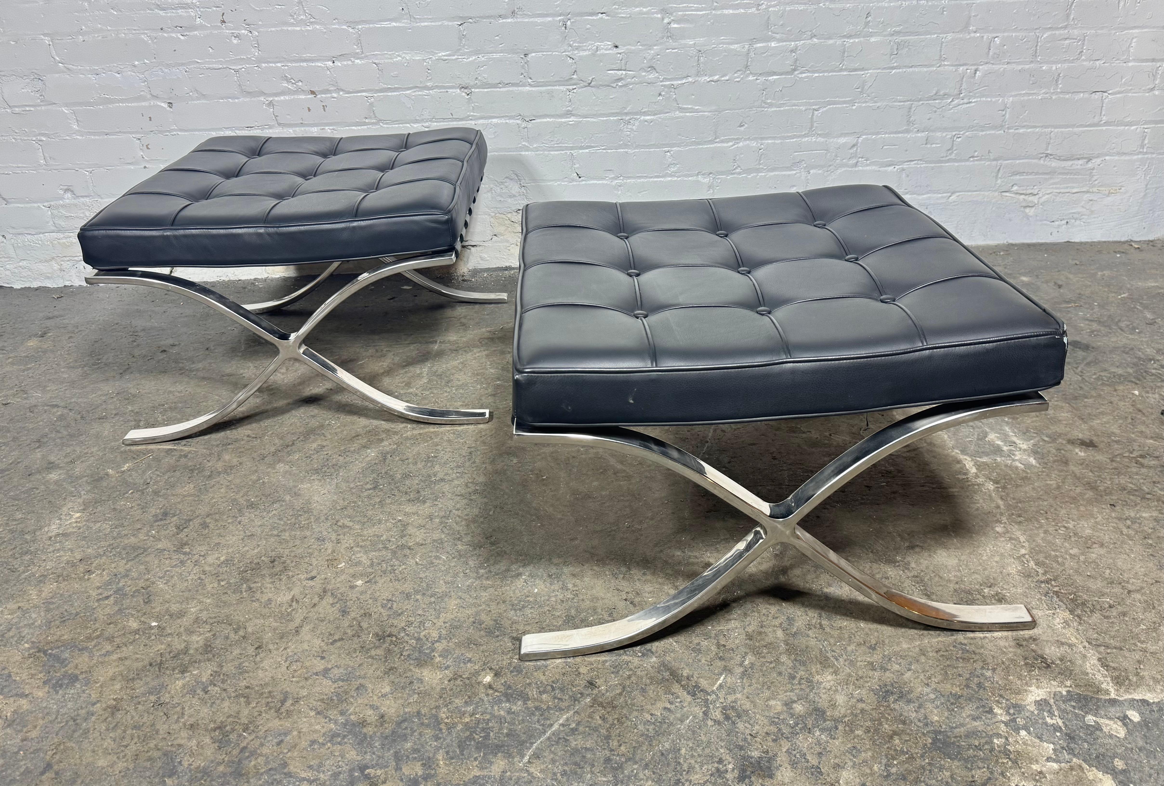 Chaises et poufs Barcelonas d'après Mies Van De Rohe/Italie en vente 1
