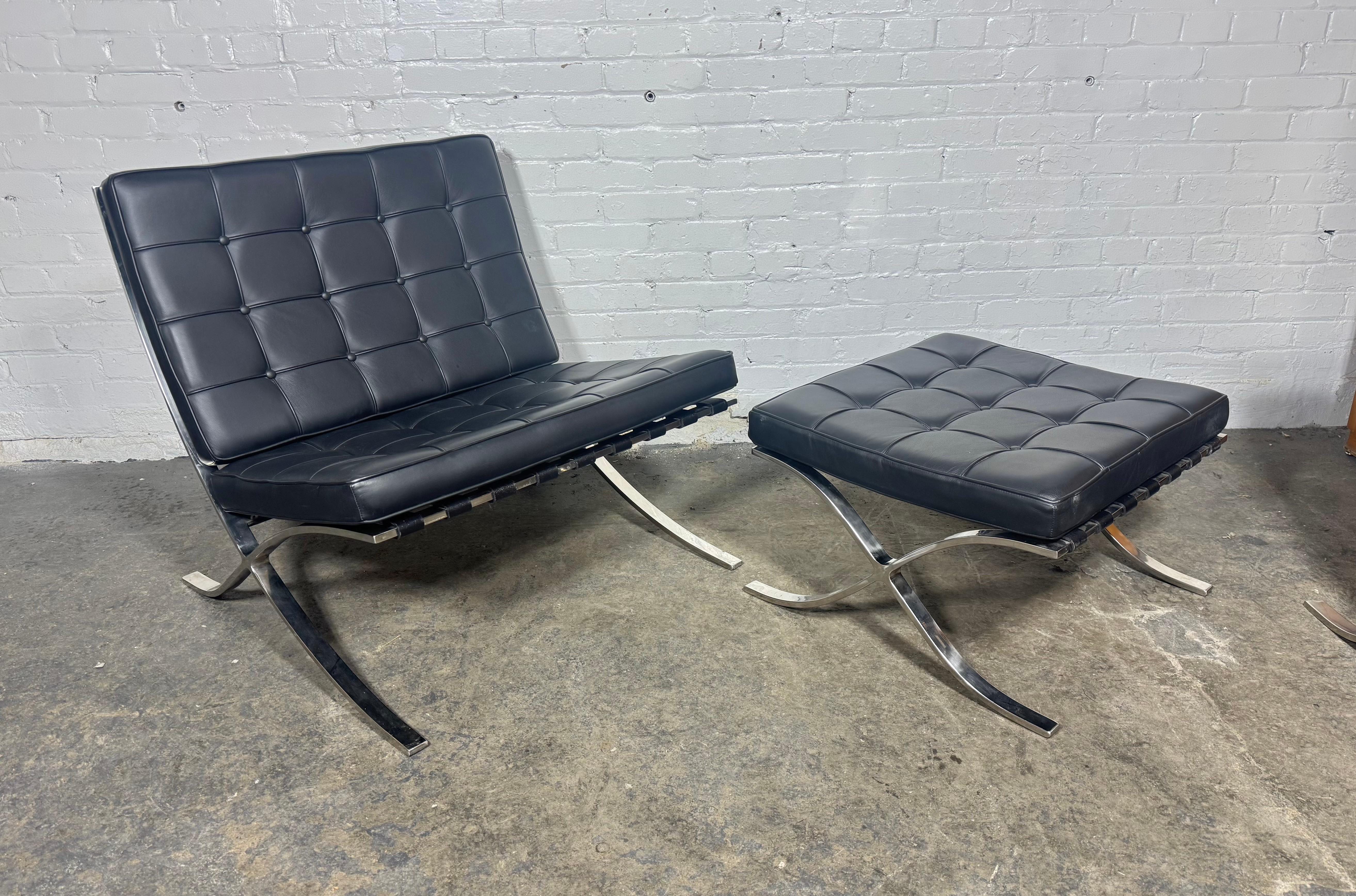 Chaises et poufs Barcelonas d'après Mies Van De Rohe/Italie en vente 2