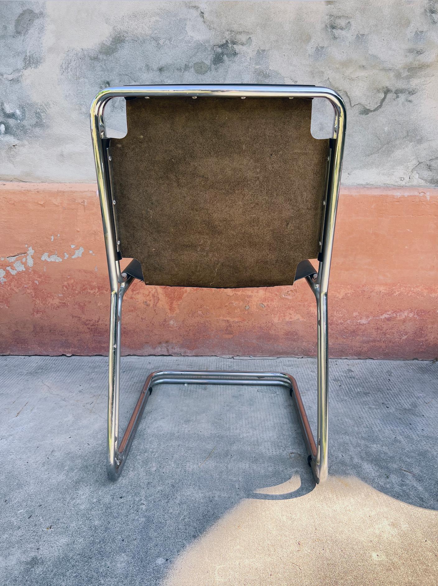 Chrom und Leder italienische 1970er Stühle

Ausgezeichneter Zustand.