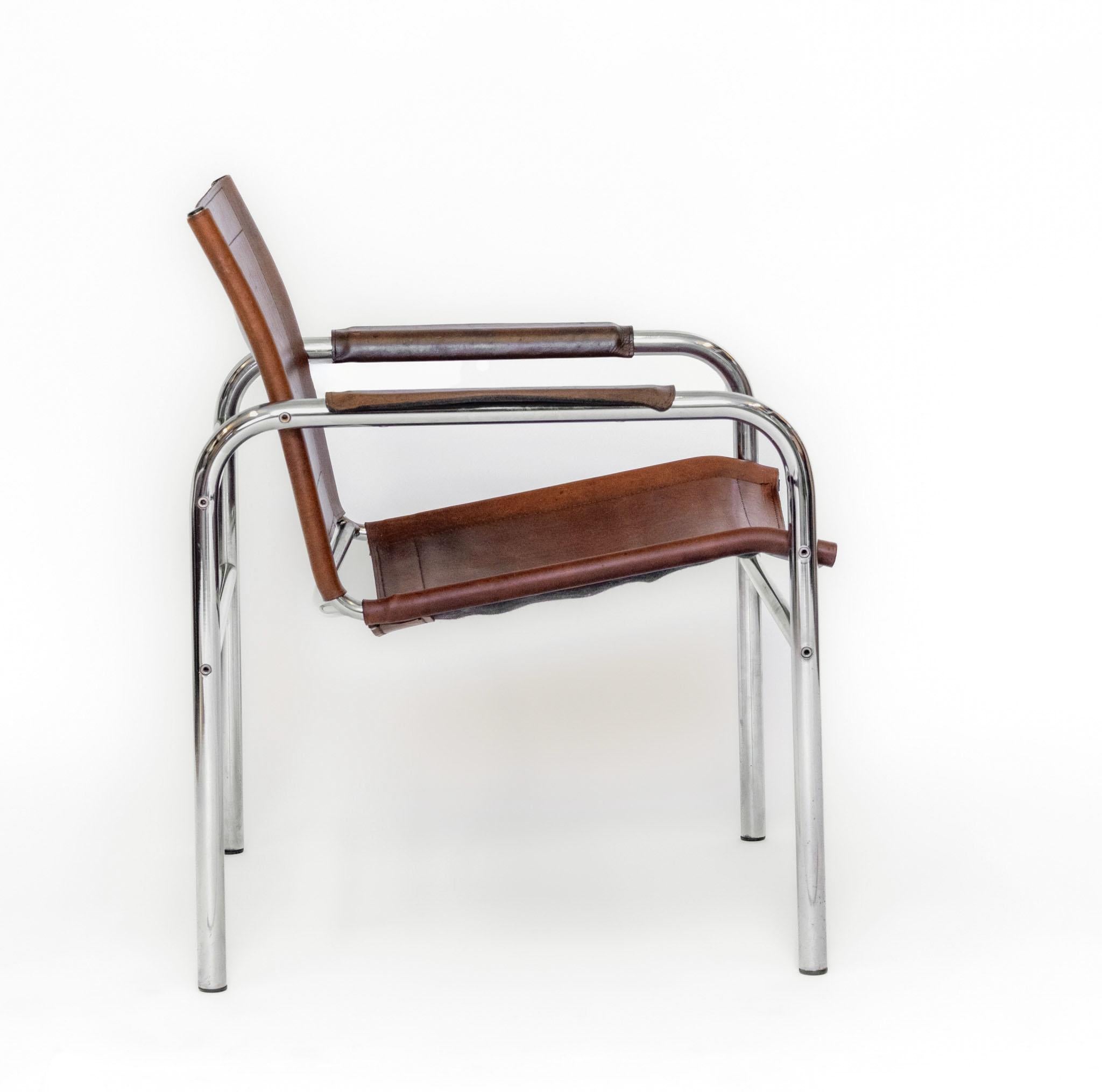 Sillón vintage de cuero marrón y acero tubular cromado, diseño atribuido a Tord Björklund para Ikea, hacia 1980. 

La gruesa piel de cuero está ligeramente manchada y marcada, pero tiene una encantadora pátina vintage. No hay daños. En general, el