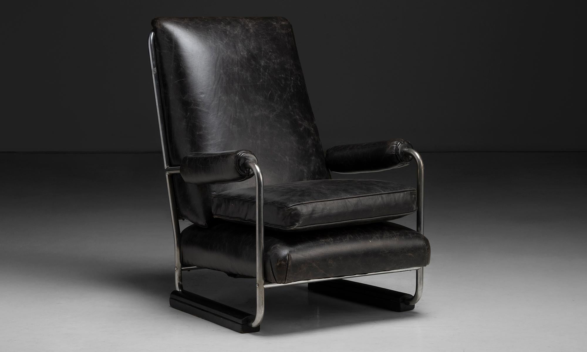 Amérique, 1940
Chaise de salon originale en cuir noir avec coussin d'assise amovible, sur structure chromée.
29 