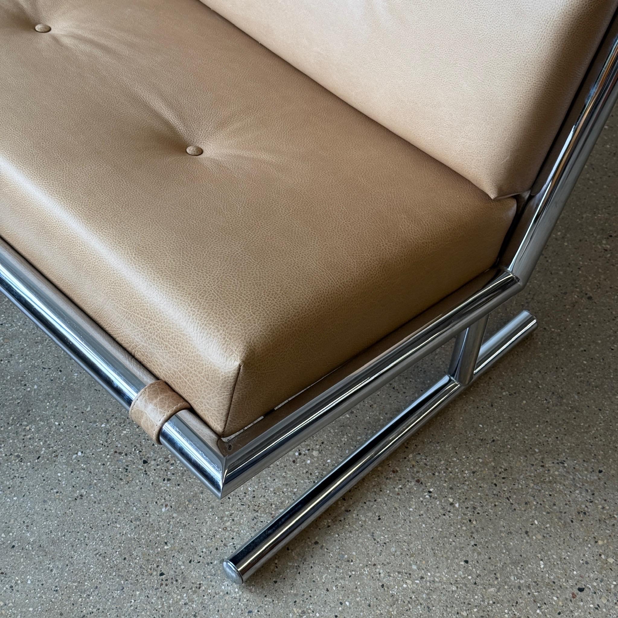 c. 1970s. USA. Rivestito/ripiegato in pelle marrone

