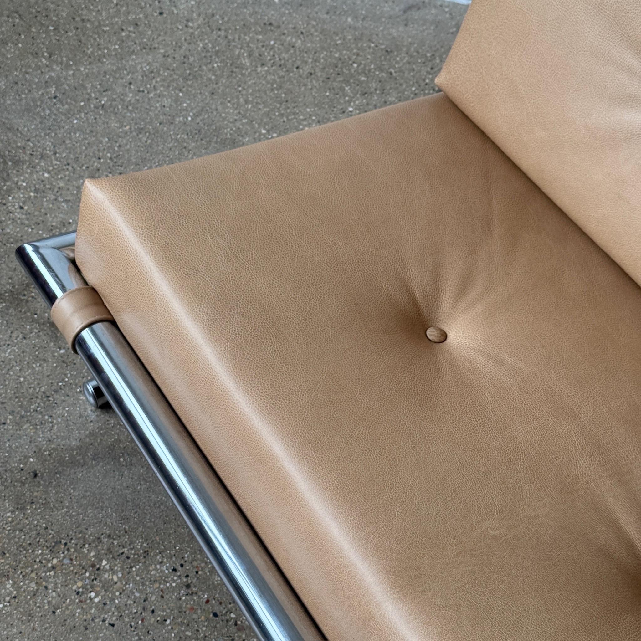 Mid-Century moderno Divano a slitta in pelle/cromo di Arthur Umanoff per Directional in vendita