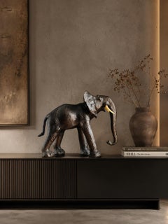 Sculpture d'éléphant recouverte de cuir  Objet décoratif du milieu du siècle