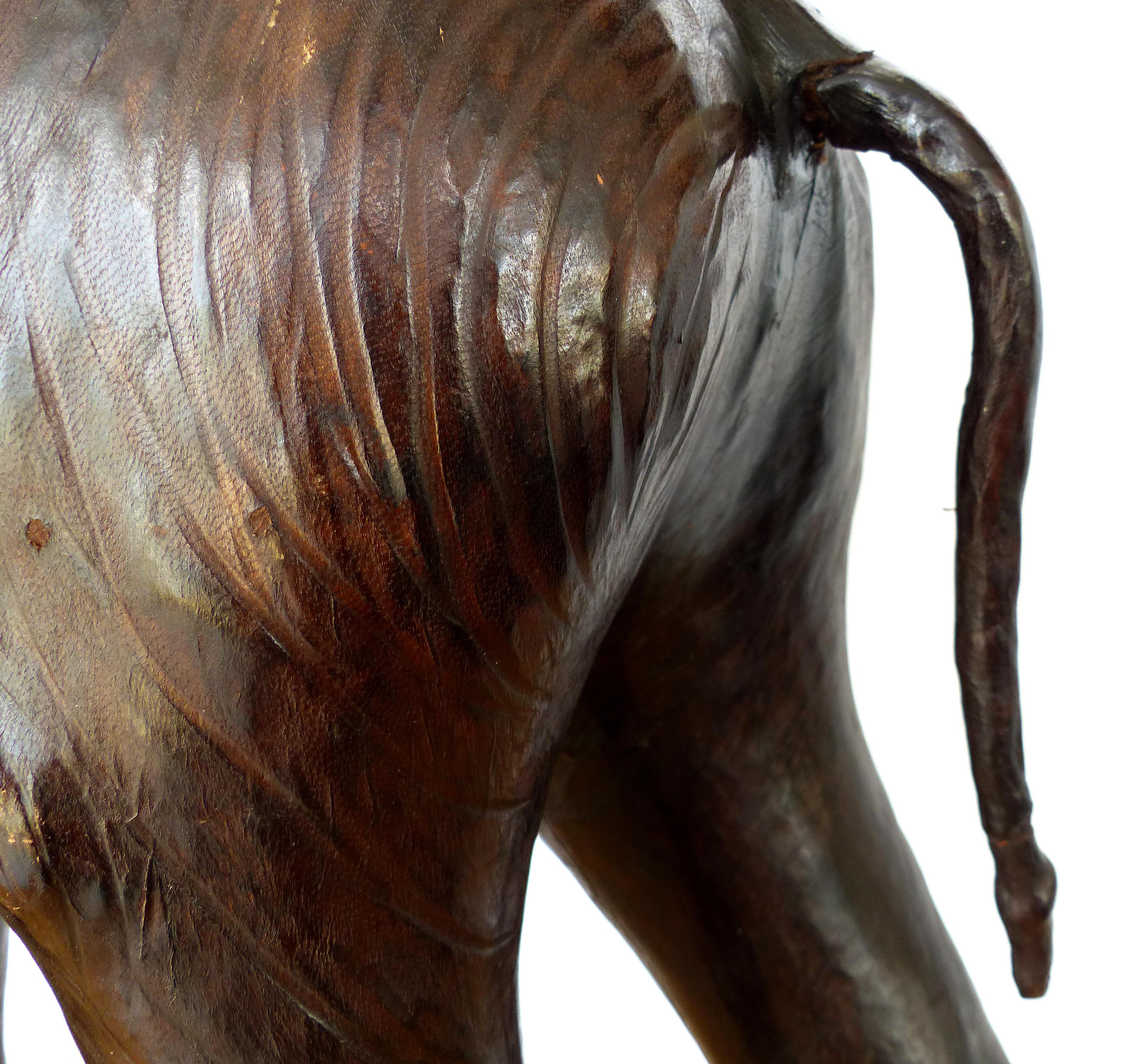 Sculpture d'un éléphant recouvert de cuir en vente 5