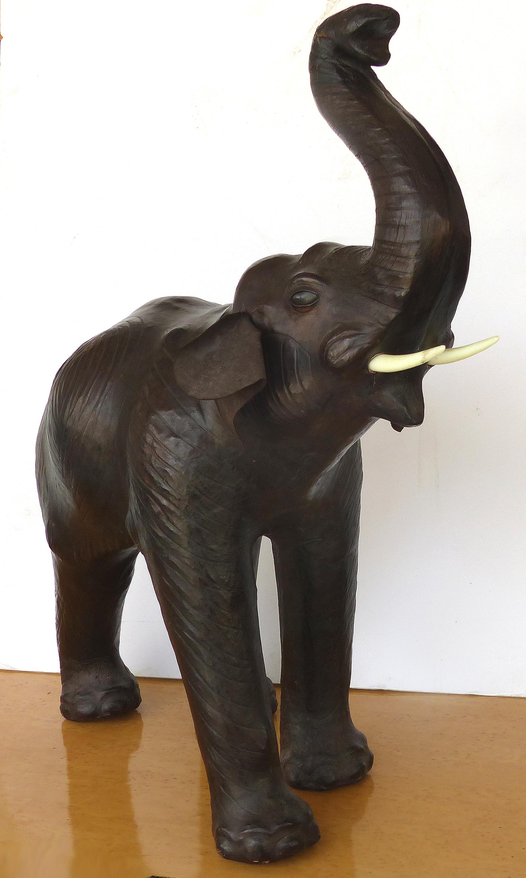 Sculpture en cuir d'un éléphant

La sculpture d'un éléphant revêtu de cuir, finement détaillée, est proposée à la vente. L'éléphant a des yeux en verre incrustés et une queue et des oreilles en cuir. Le corps de l'éléphant est en cuir travaillé qui