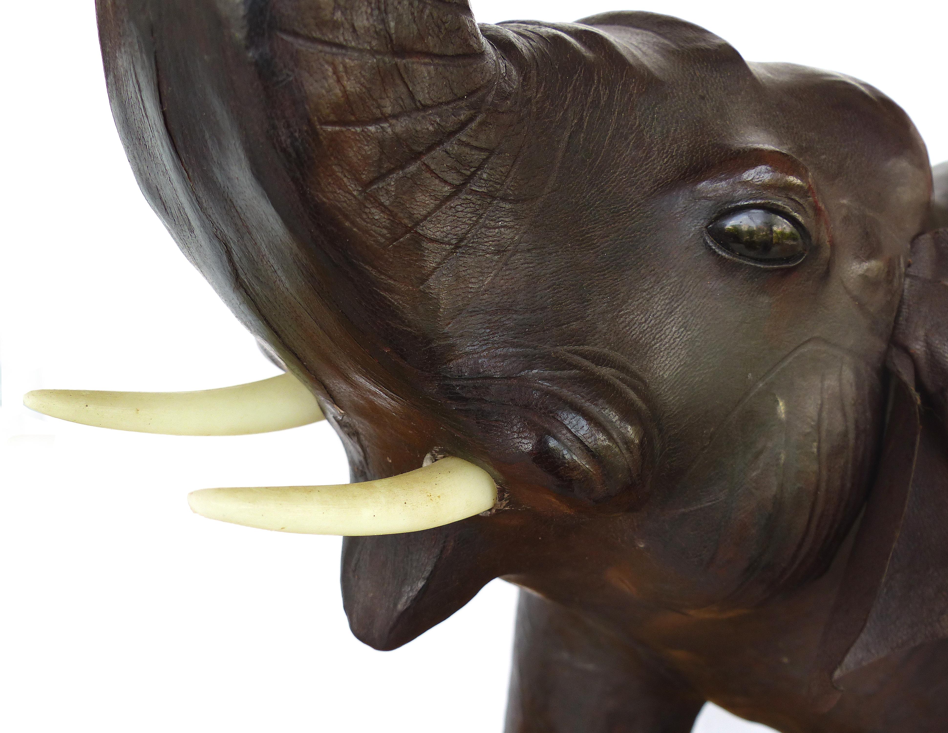 Cuir Sculpture d'un éléphant recouvert de cuir en vente