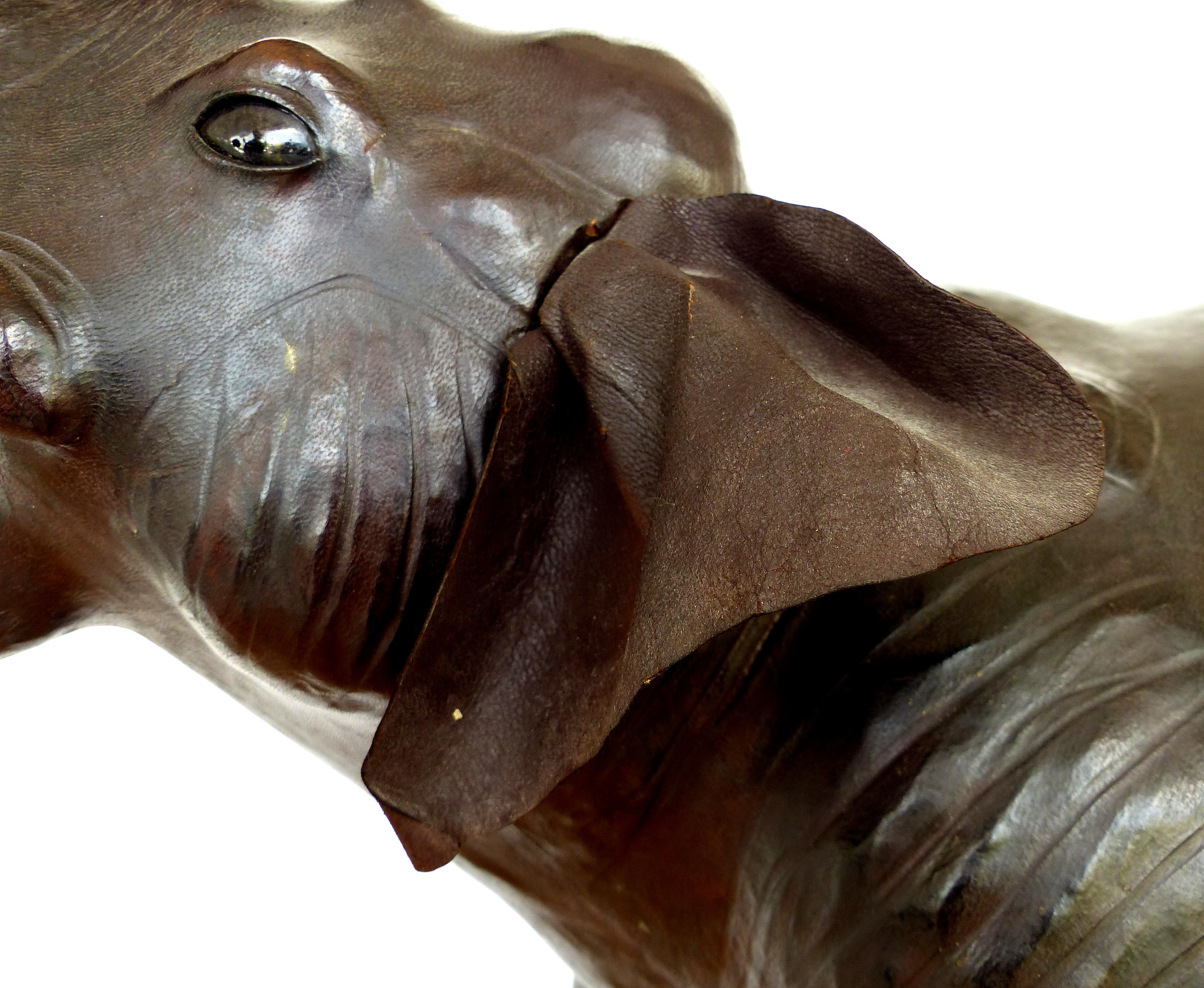 Sculpture d'un éléphant recouvert de cuir en vente 2