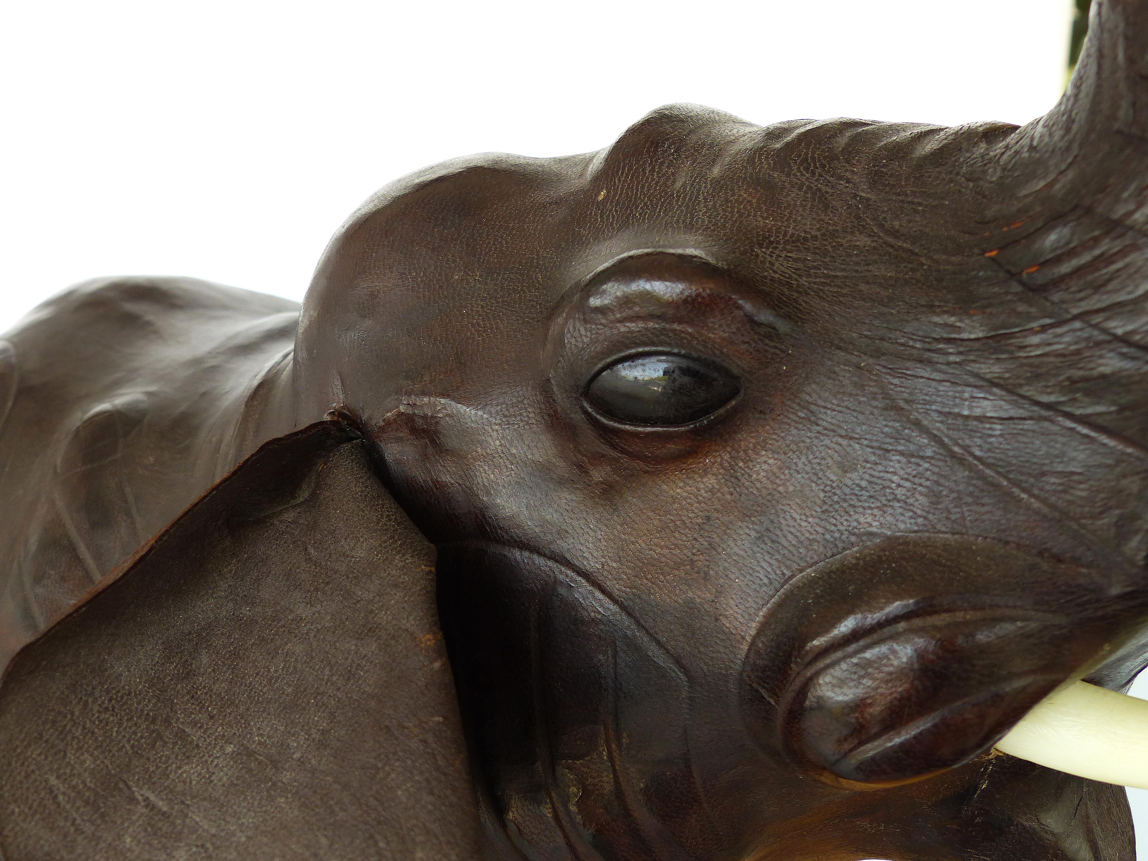 Sculpture d'un éléphant recouvert de cuir en vente 3