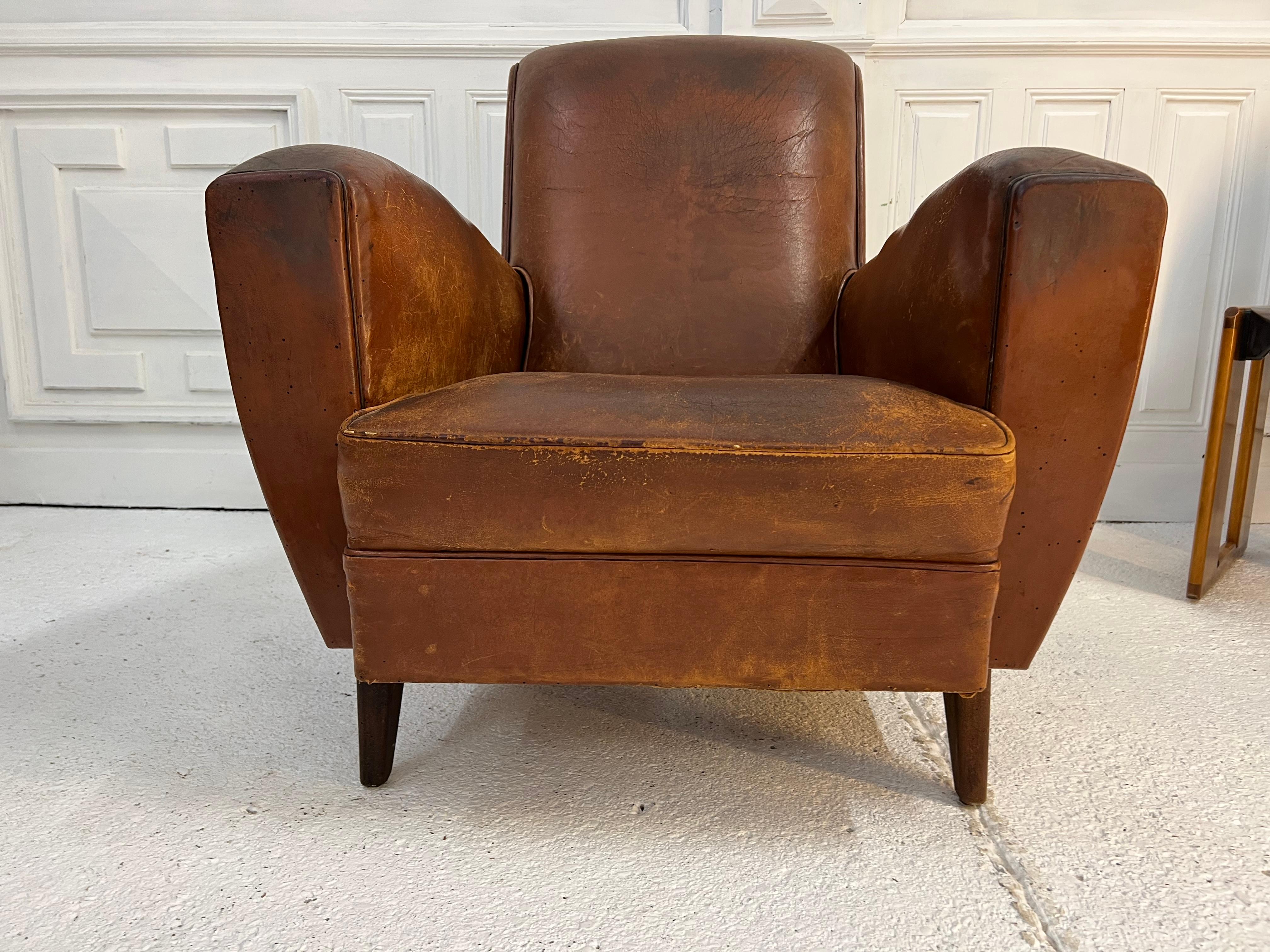 Leather club chair from the 50s/60s in its beautiful original condition
Its style and comfort will make this armchair an important piece in your interior
The club chair was traditionally intended for cigar smoking lounges, the gentlemen's