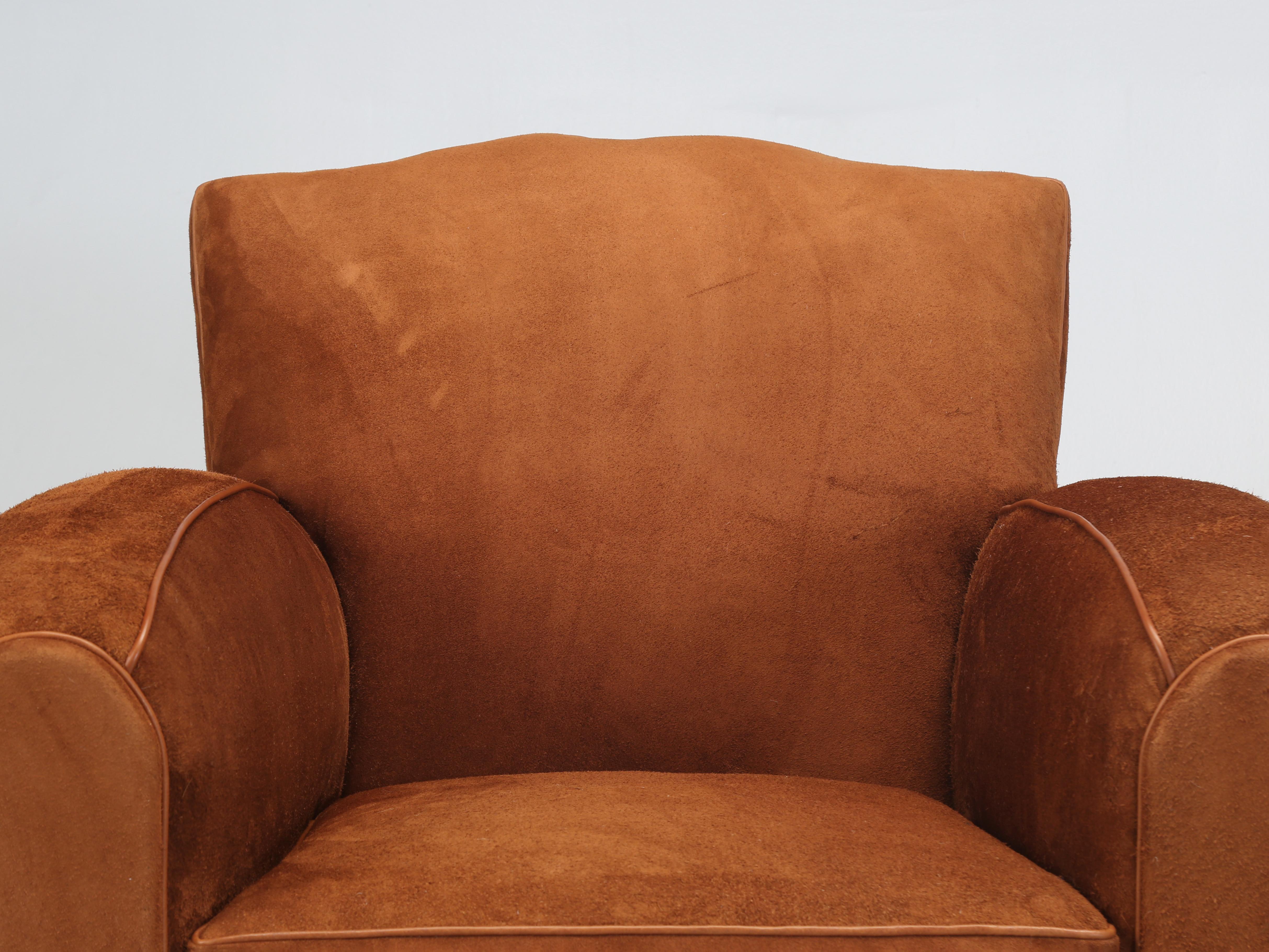 Nos fauteuils club en cuir d'inspiration Art déco sont fabriqués à la main à partir des matériaux naturels les plus nobles. Il commence par un cadre en bois dur lourd et solide, fabriqué dans notre département de menuiserie Old Plank, conçu pour