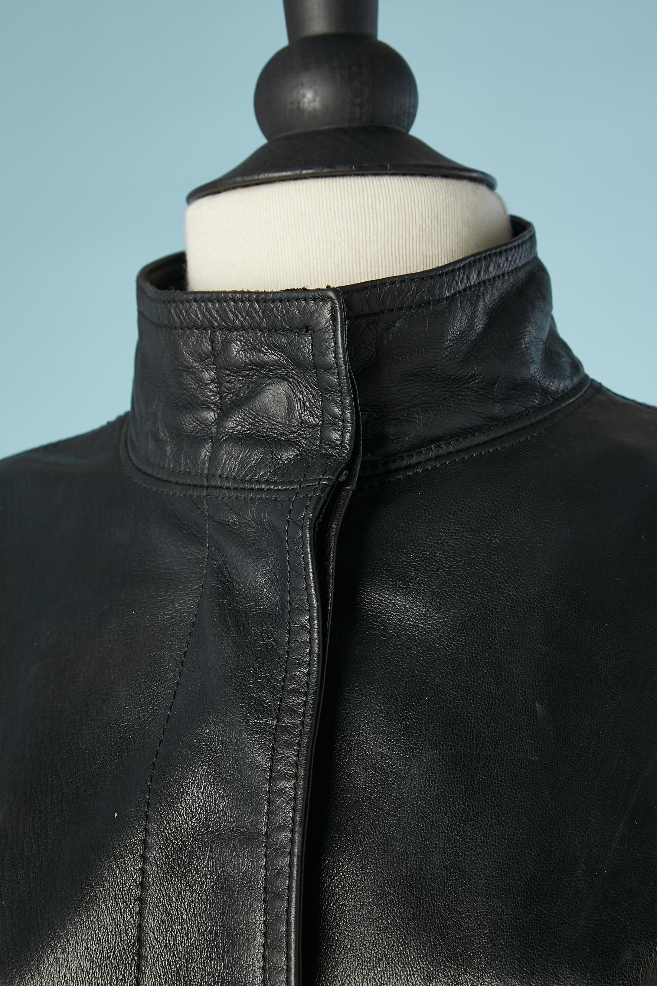Leather coat with snap and wool lining ( there is no fabric tag so not sure it's wool, may be mix fabric but warm) 
Snaps in the middle front. 2 half-belt crossed in the middle back, adjustable with buckles. 
SIZE 40/42 ( Fr) L (Us) 
