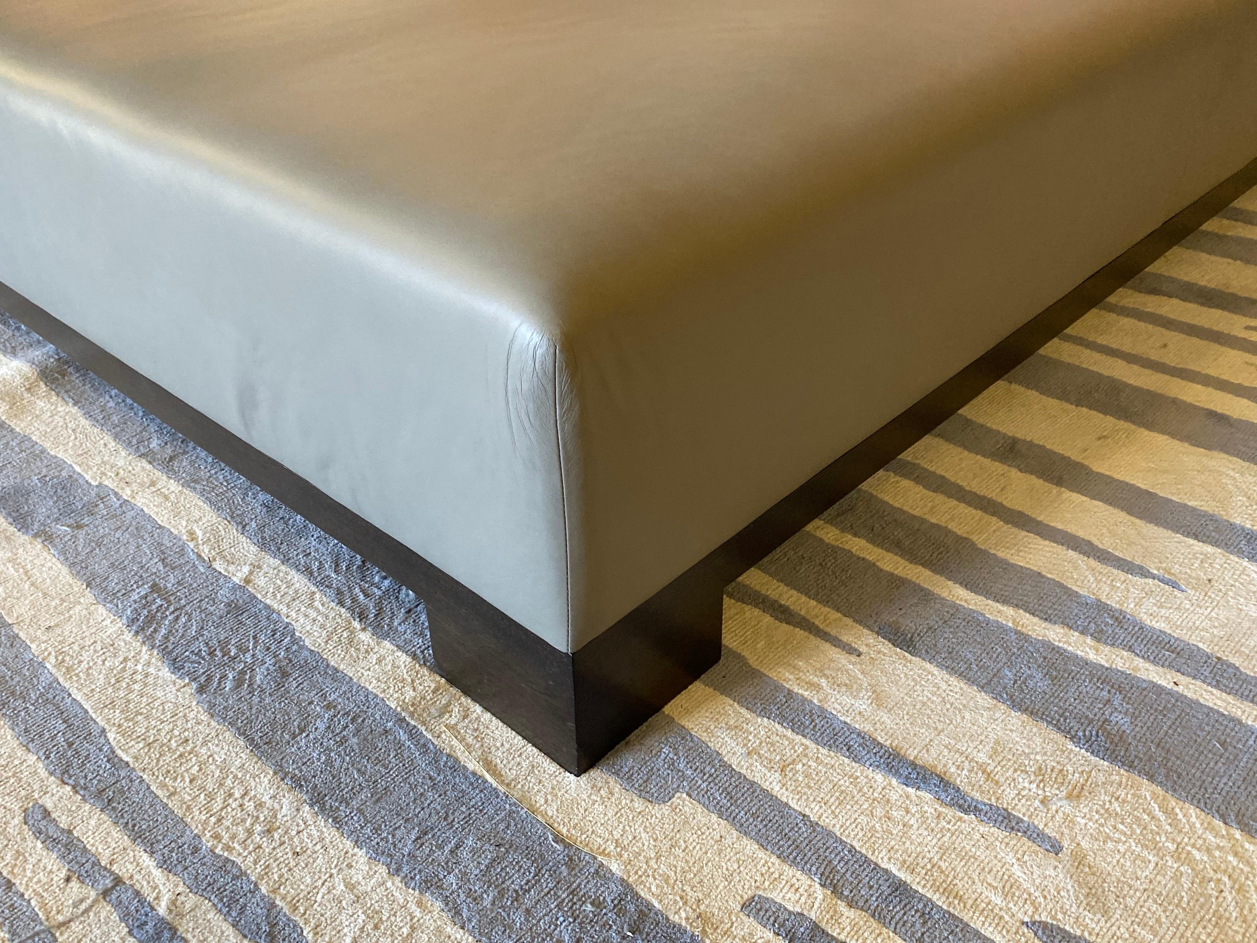Table basse en cuir:: extra-large en vente 4