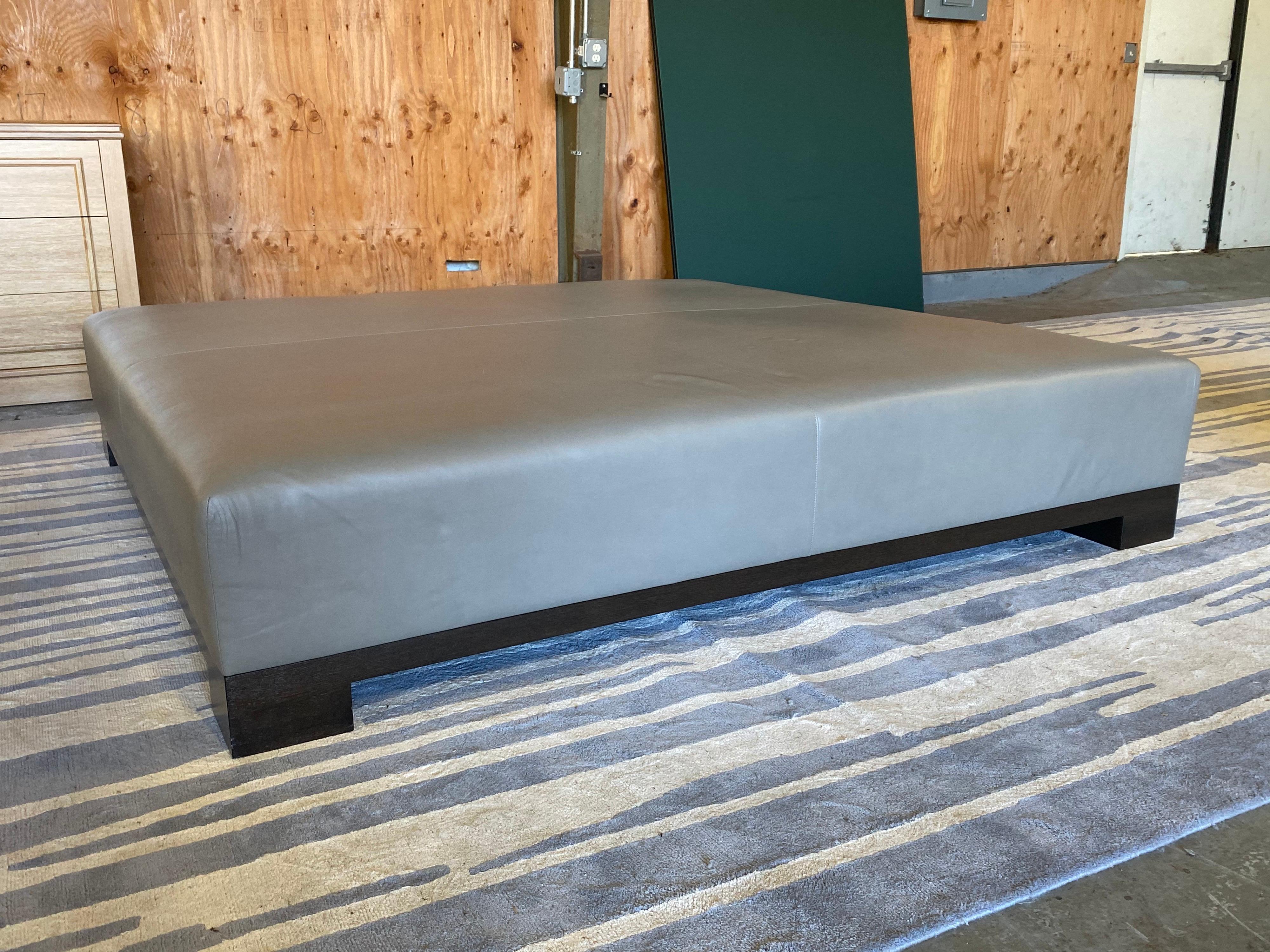 Table basse en cuir:: extra-large Bon état - En vente à Southampton, NY