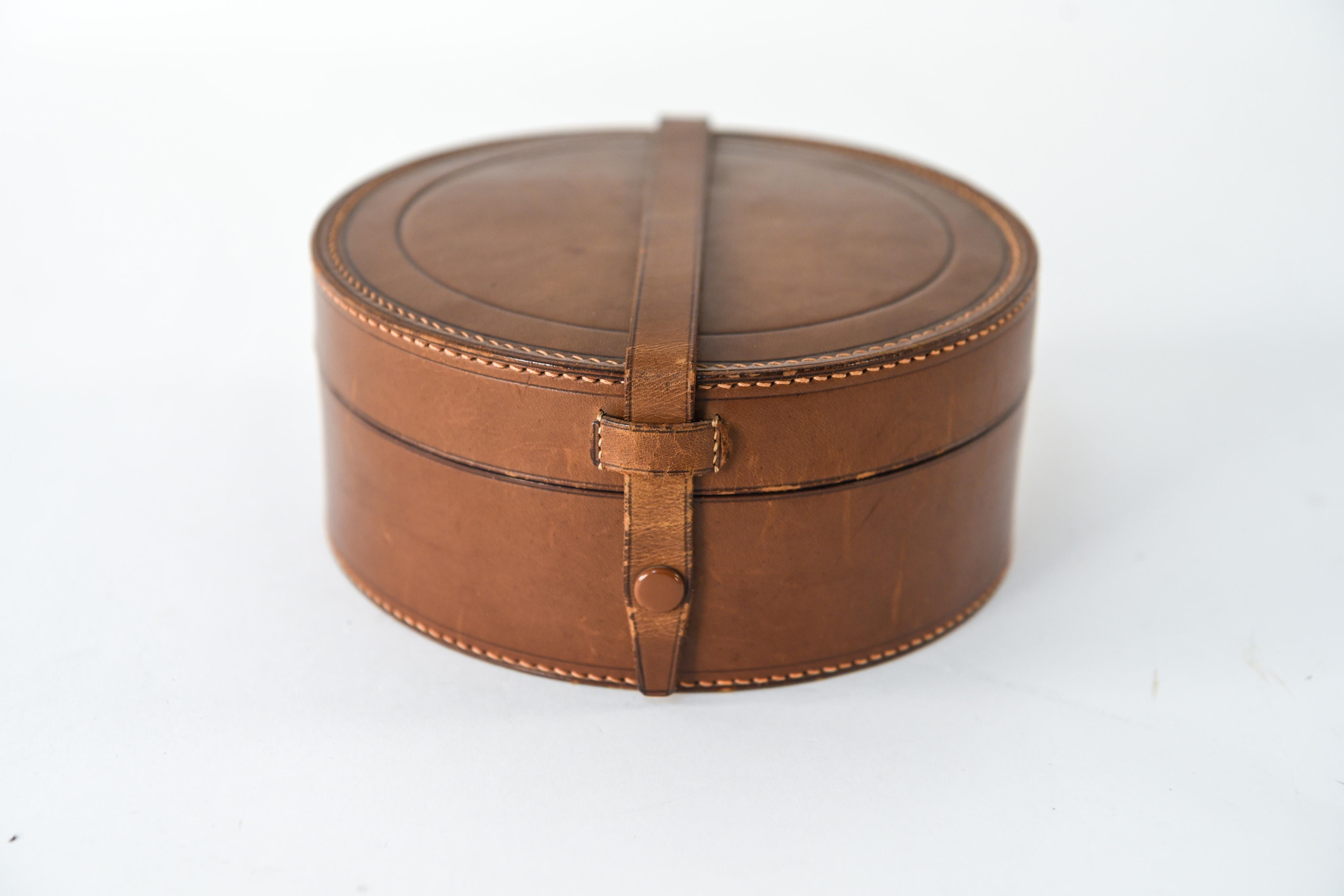 This leather box is a beautiful accent piece perfect for collars, ties, and such accessories. Featuring the lovely detail of stitching around the edges of the leather.
