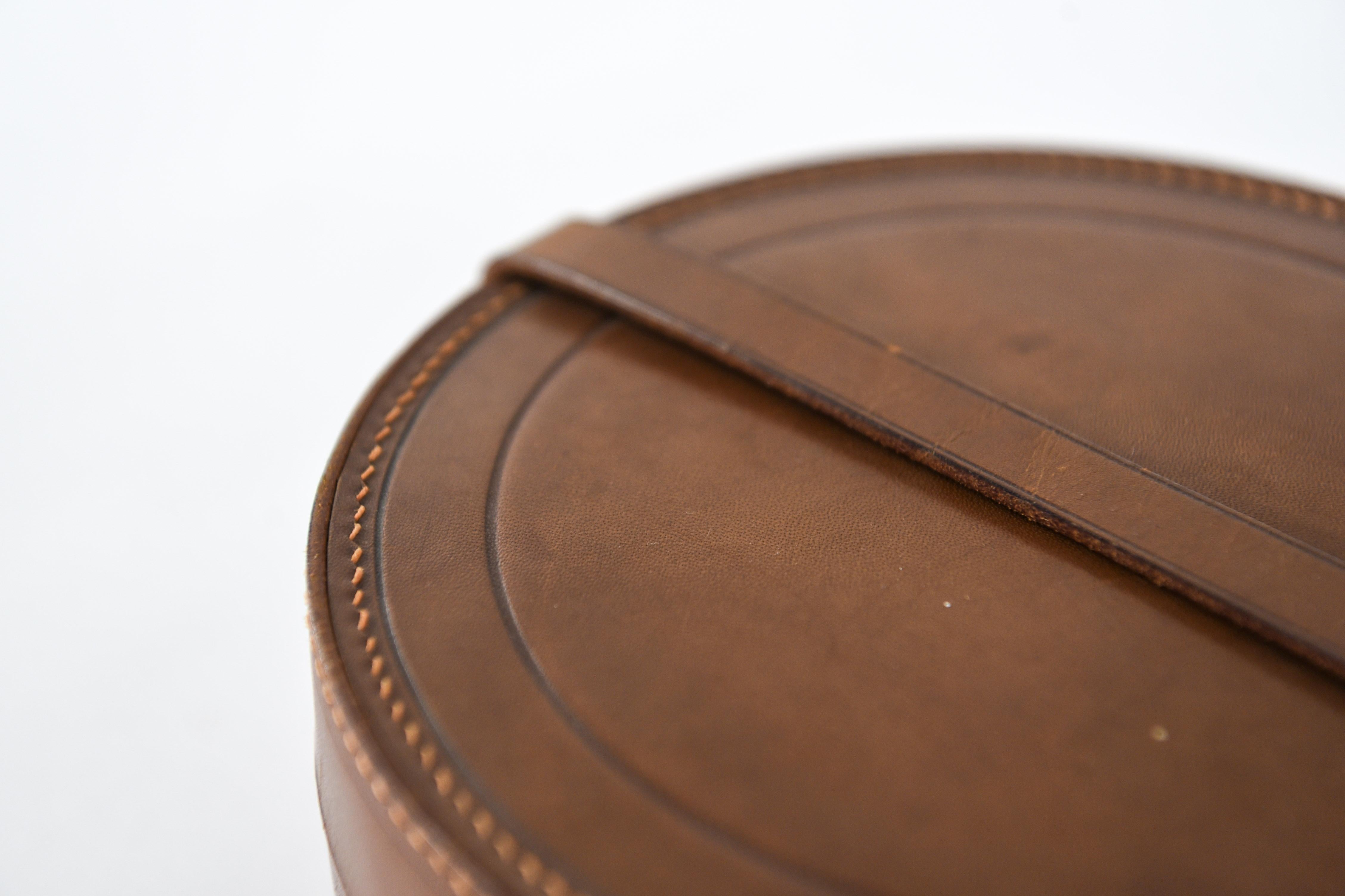 Leather Collar Box In Good Condition In Norwalk, CT