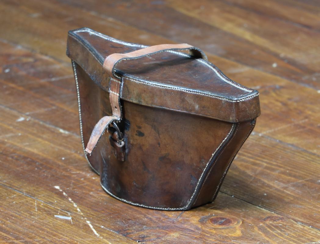 Leather Container for Teapot, 1920s In Good Condition For Sale In Haguenau, FR