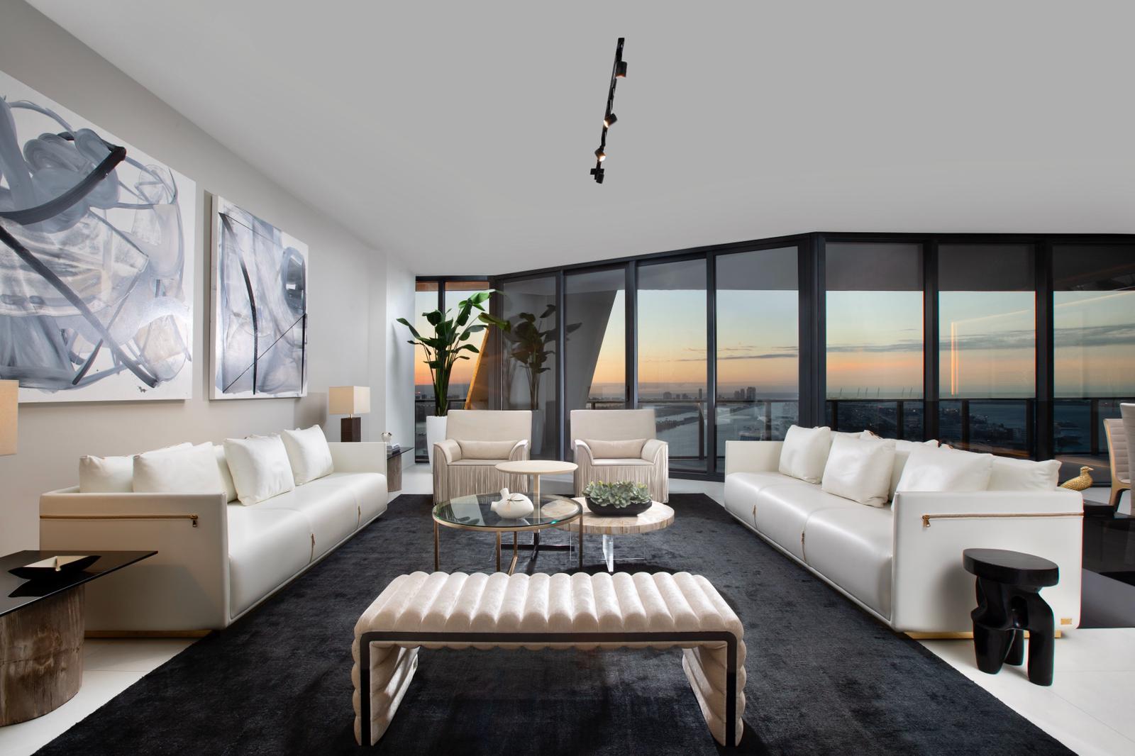 Zeitgenössisches Leder-Sofa, LAMPO im Zustand „Neu“ im Angebot in Miami, FL