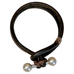 Pulsera de cuero con cierre de barra de plata de ley