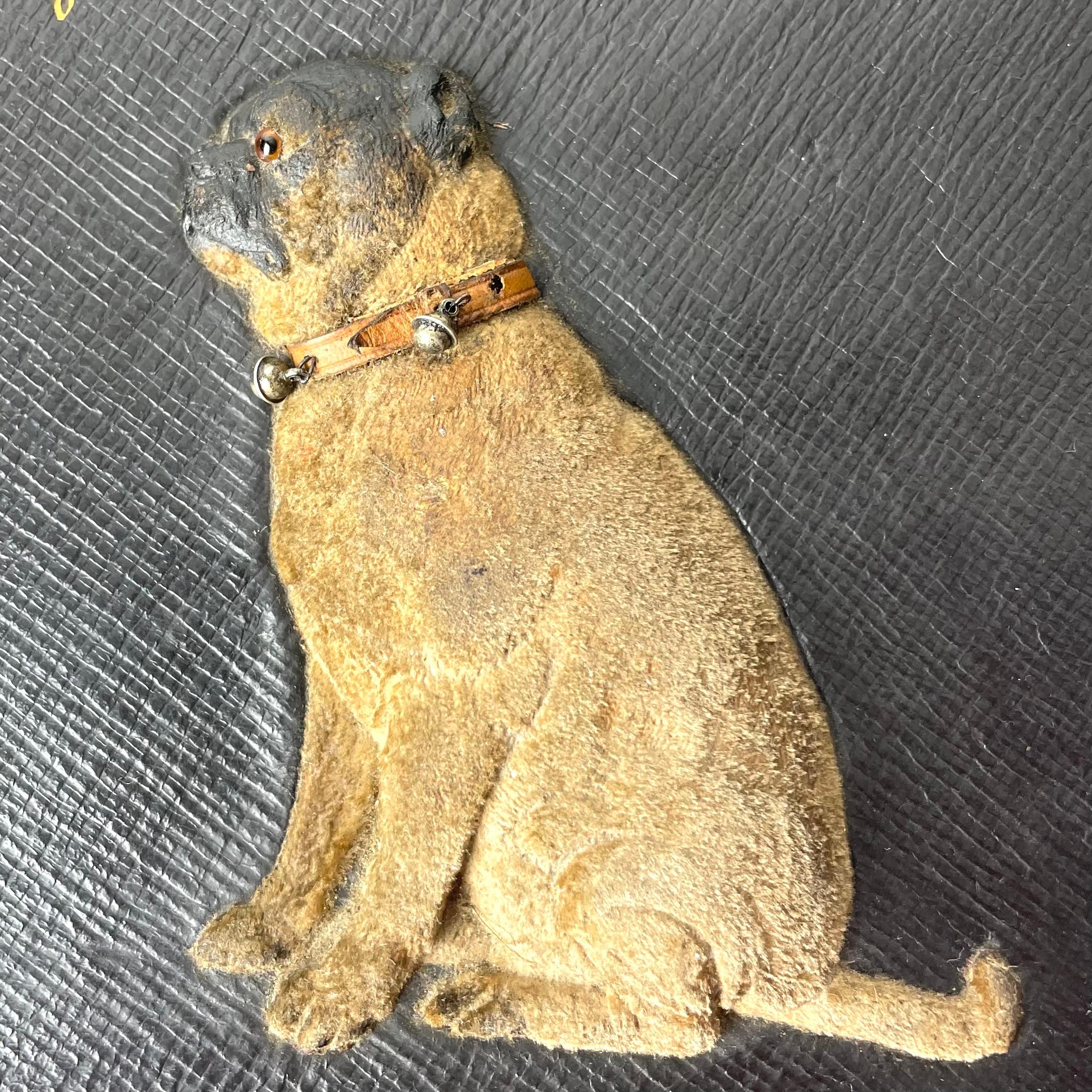 Leather-covered Desk dish with charming dog from the early 20th Century In Good Condition In Knivsta, SE