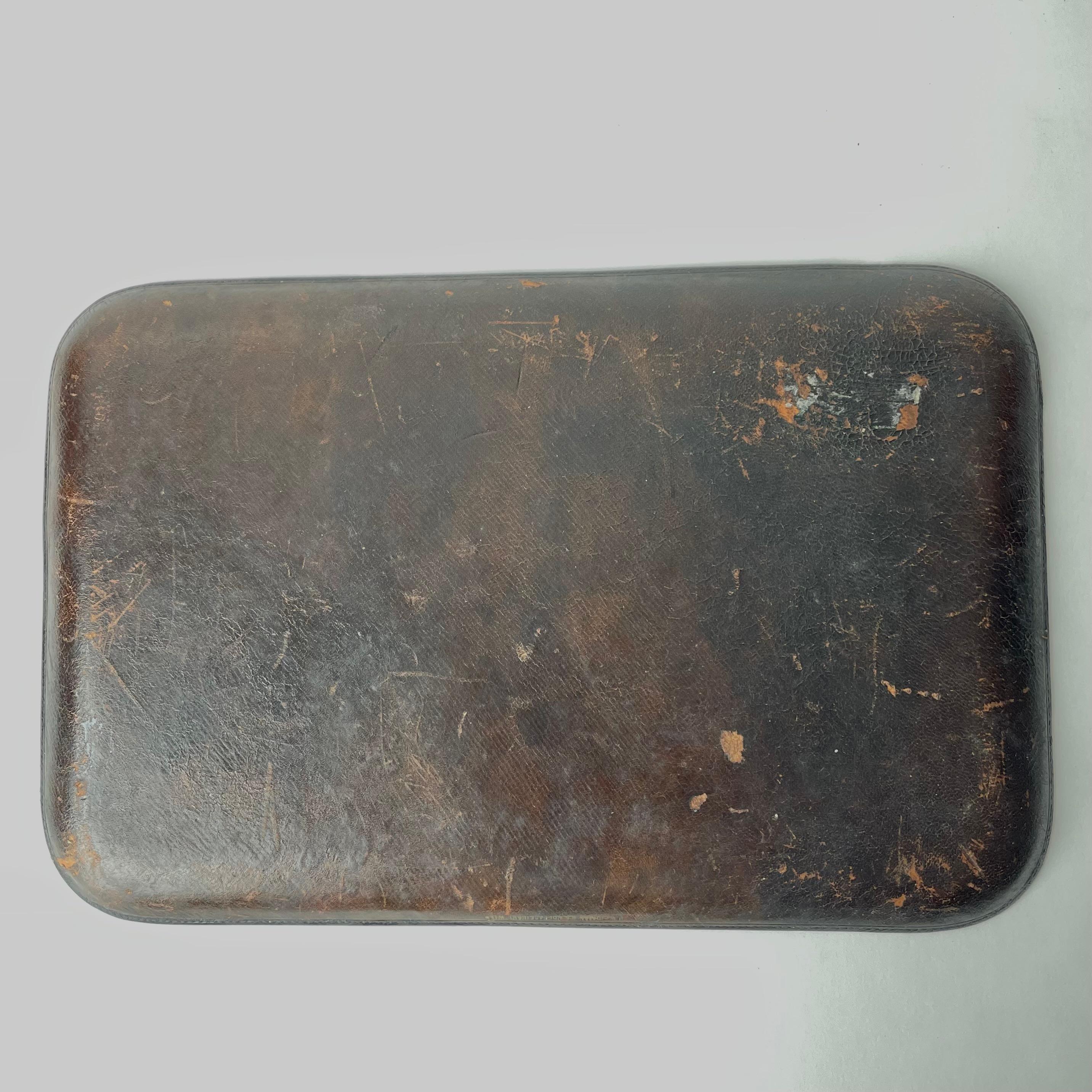 Leather-covered Desk Dish with Smoking Accessories from the early 20th Century For Sale 4
