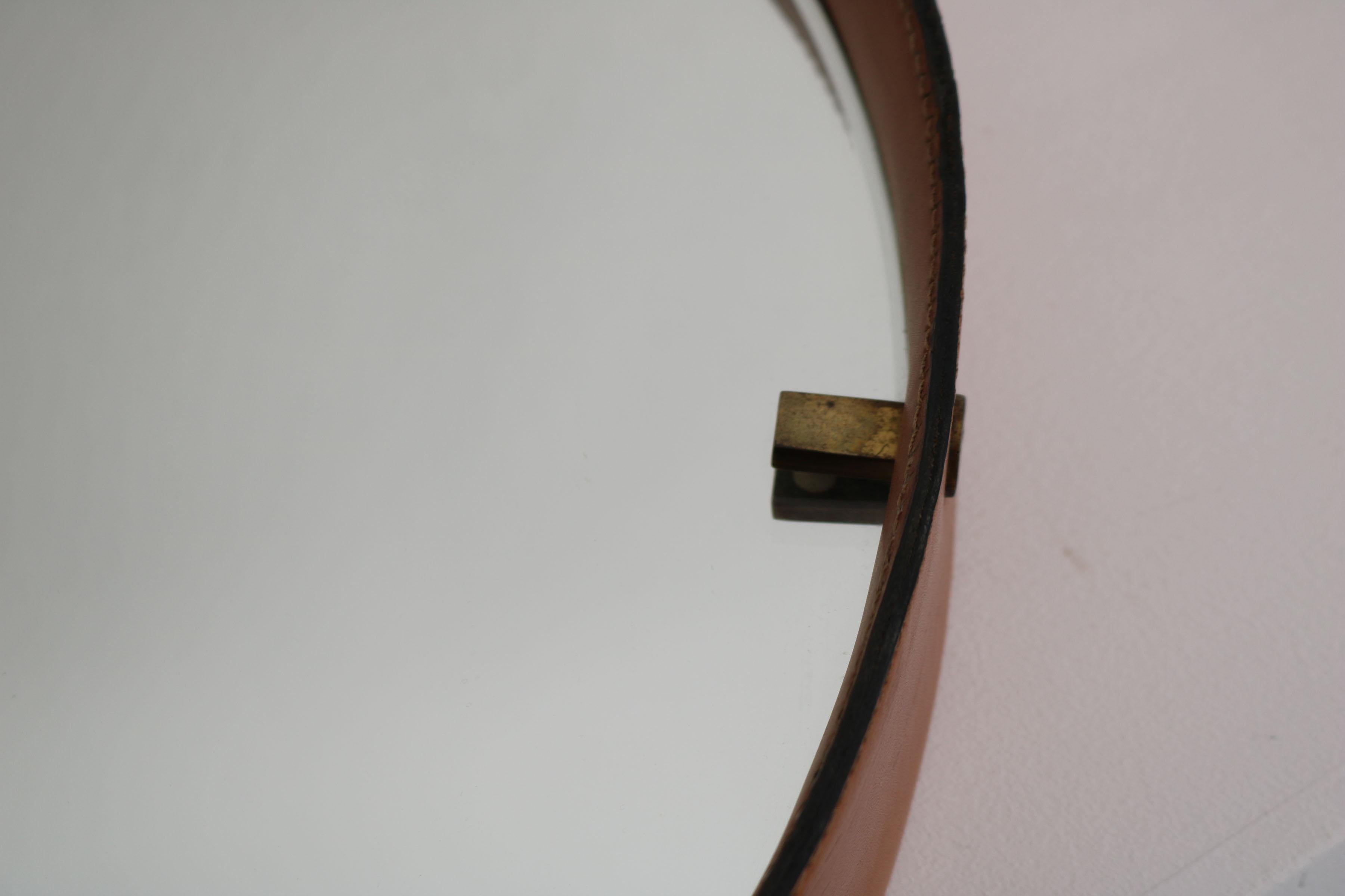  Leather-covered round wall mirror with brass elements, Italy 1960s. For Sale 1