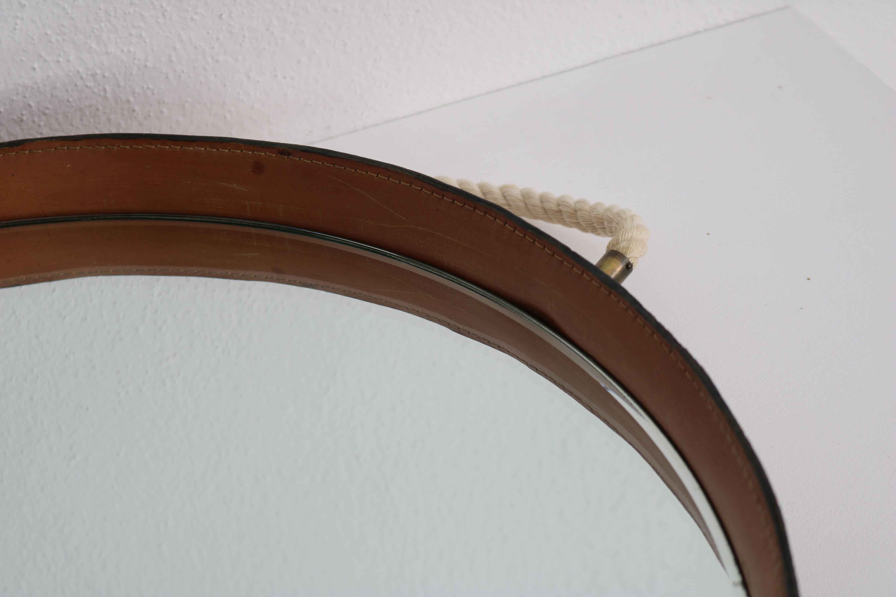  Leather-covered round wall mirror with brass elements, Italy 1960s. For Sale 2