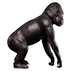 Statue de singe marchant recouverte de cuir avec des yeux en verre et une belle patine de l'âge