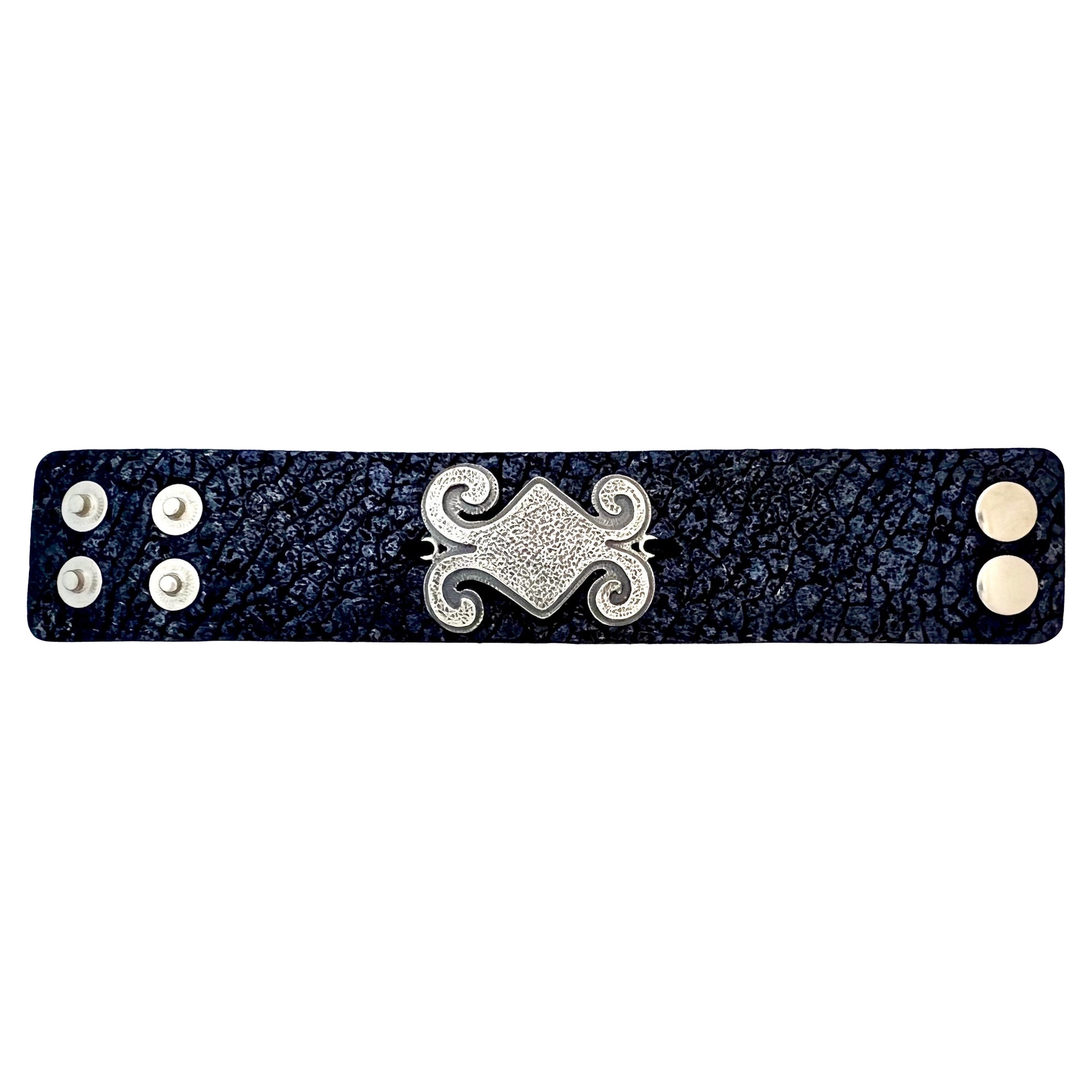 Bracelet manchette en cuir avec éléments géométriques Navajo, par Melanie Yazzie, Navajo en vente