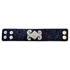 Manschettenarmband aus Leder mit geometrischem Navajo-Element, Melanie Yazzie, Navajo