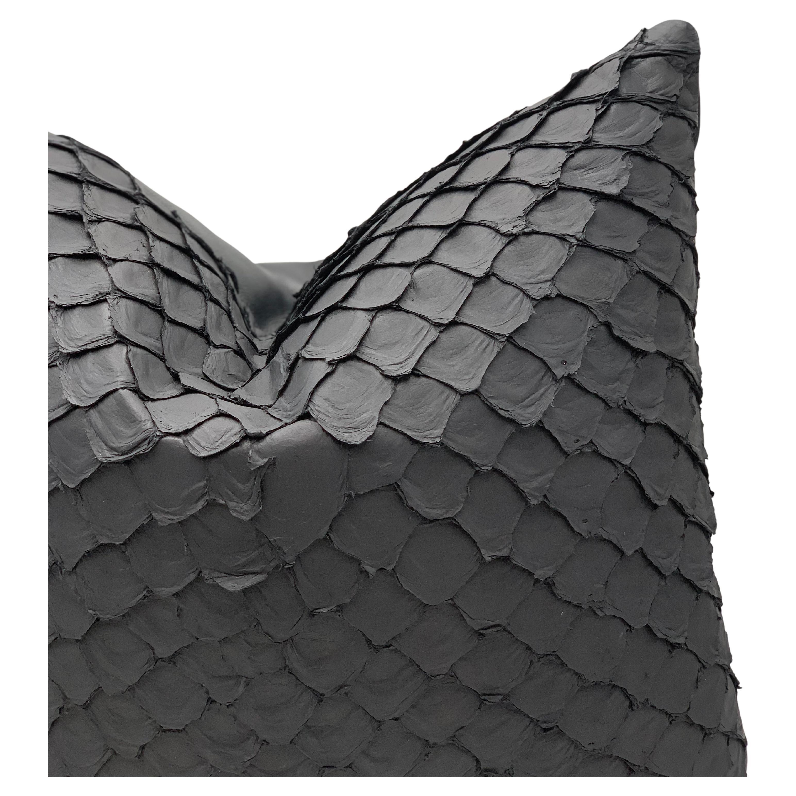 Coussin en cuir, fabriqué avec du cuir de poisson Pirarucu exclusif Noir Taille moyenne