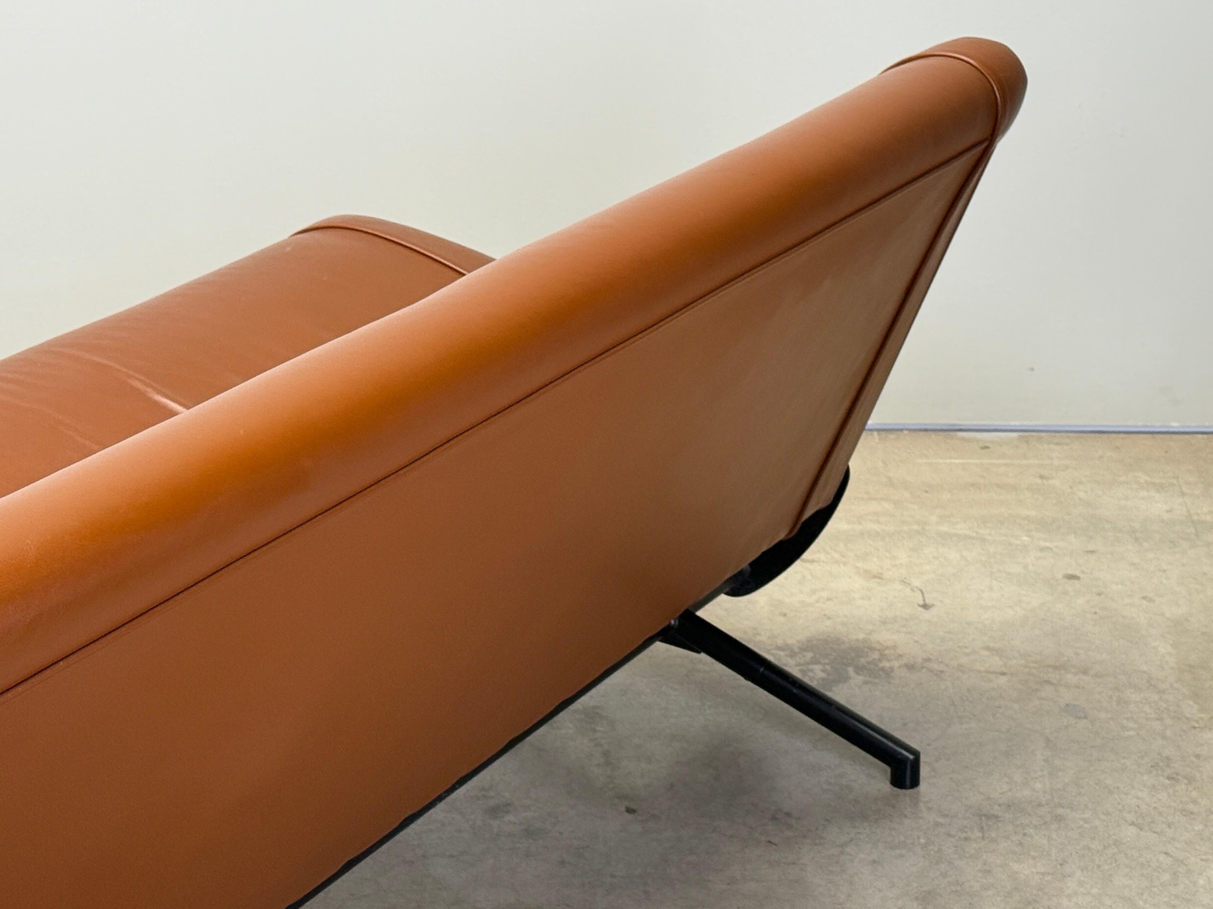 Leather D70 Sofa by Osvaldo Borsani for Tecno For Sale 4