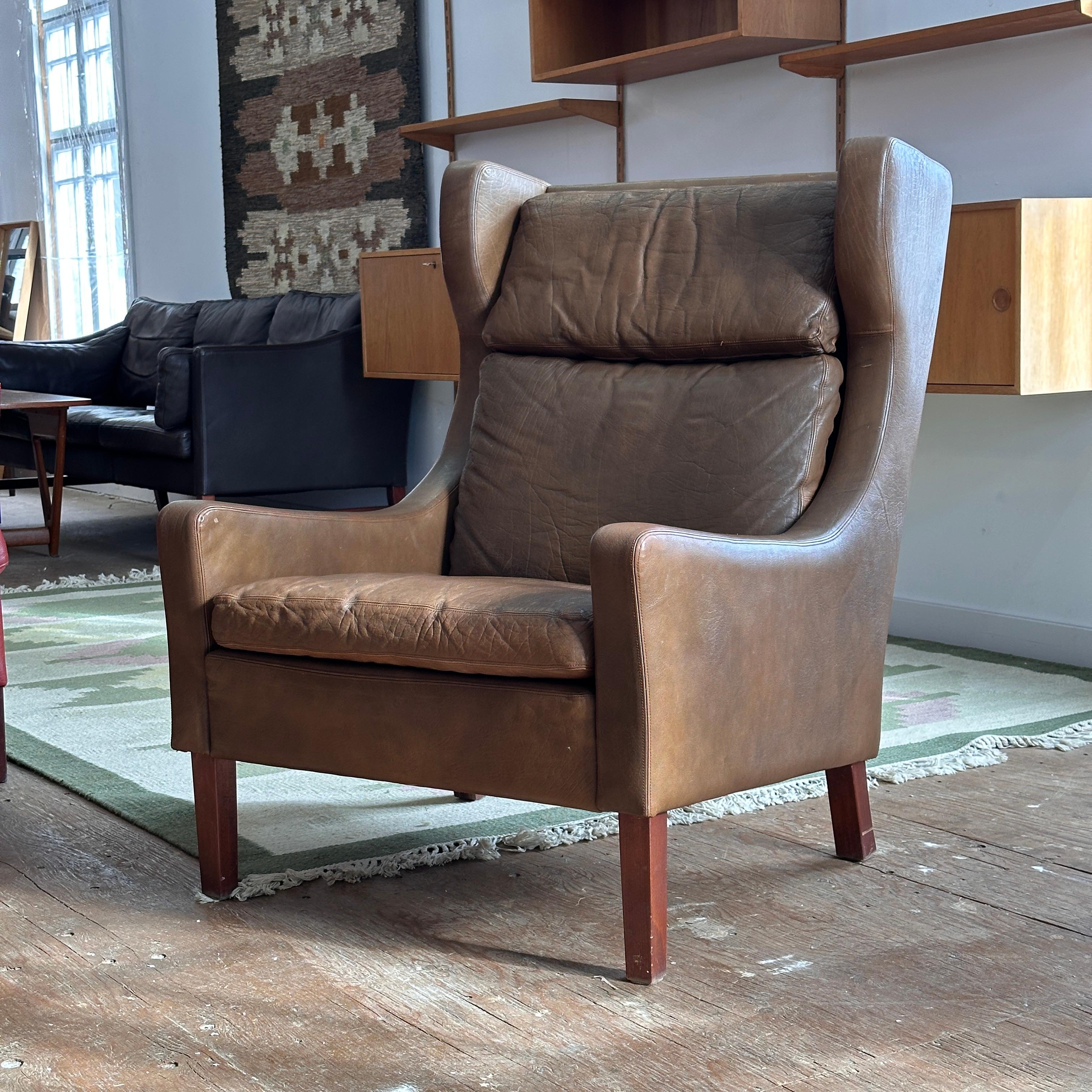 Dänischer Sessel mit hoher Rückenlehne aus Leder, zugeschrieben Børge Mogensen (Moderne der Mitte des Jahrhunderts) im Angebot