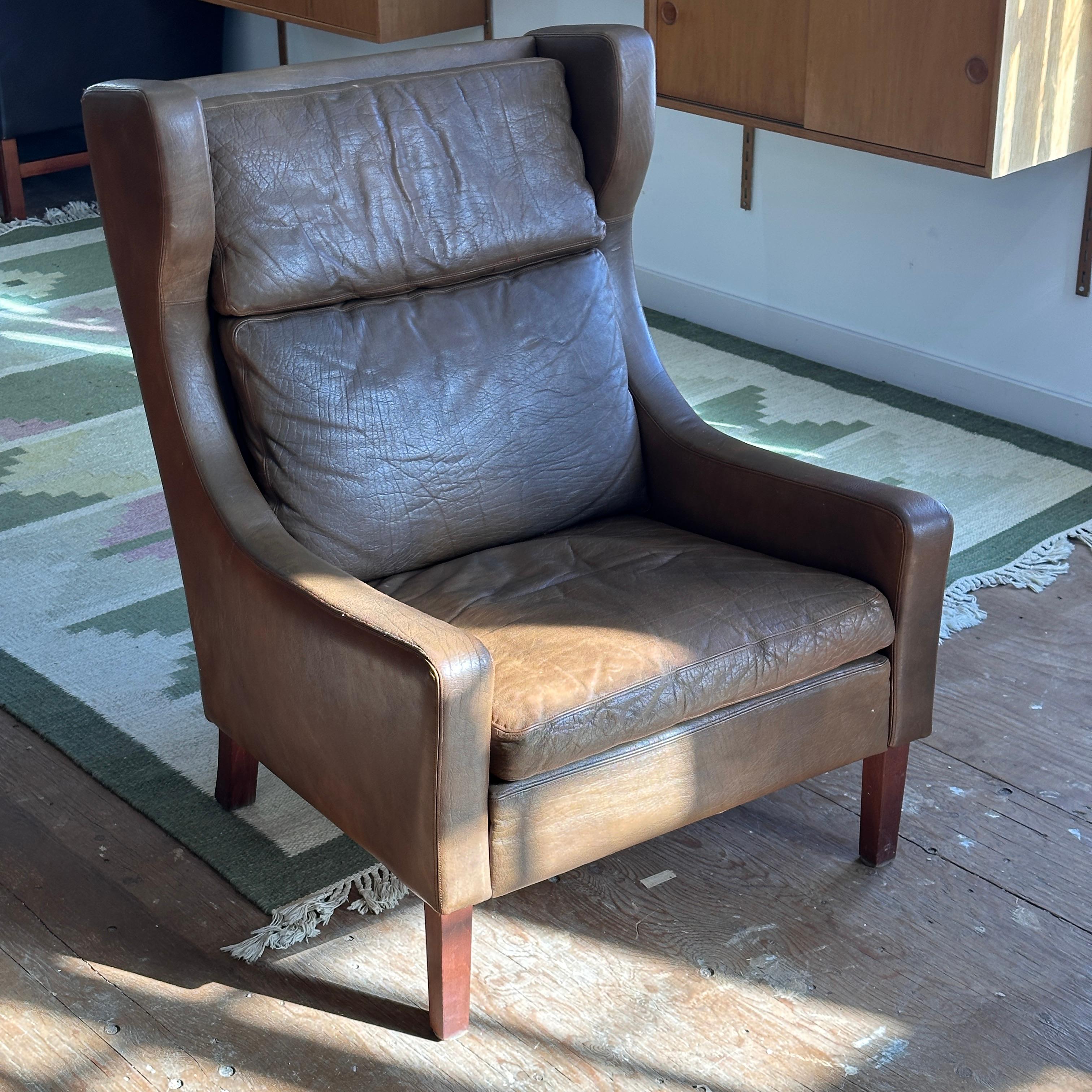 Dänischer Sessel mit hoher Rückenlehne aus Leder, zugeschrieben Børge Mogensen (Ende des 20. Jahrhunderts) im Angebot