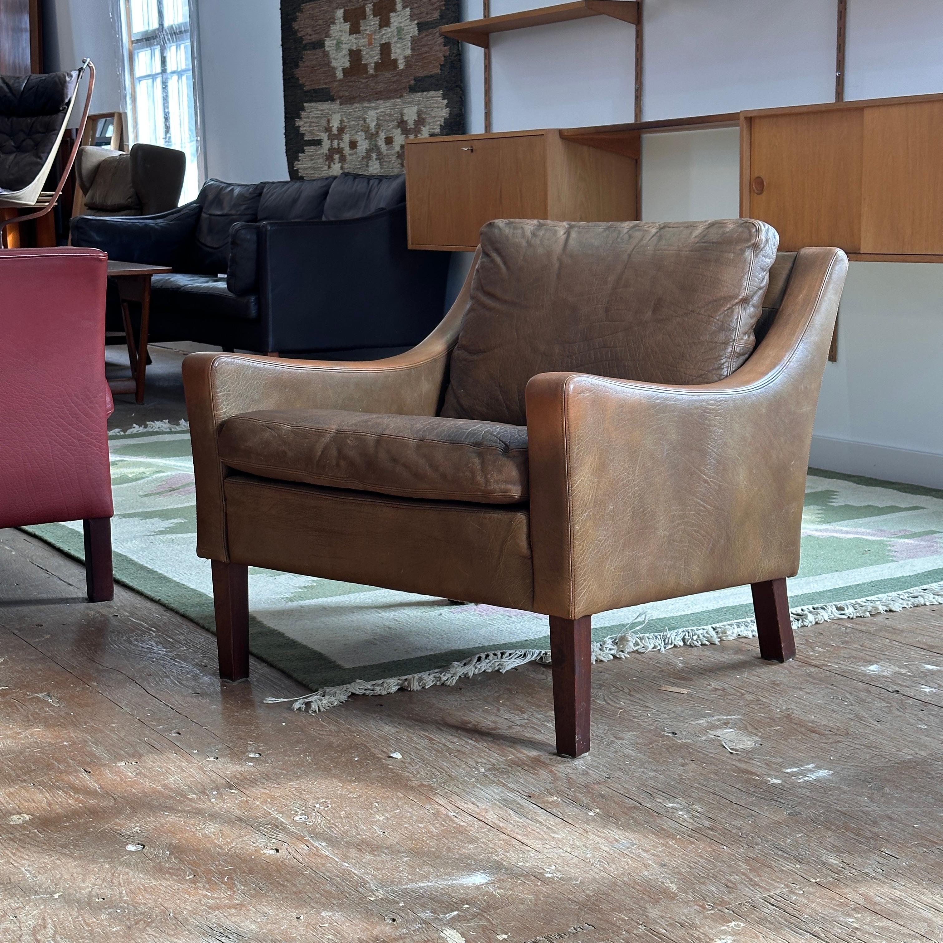 Mid-Century Modern Chaise longue danoise à dossier bas en cuir attribuée à Børge Mogensen en vente