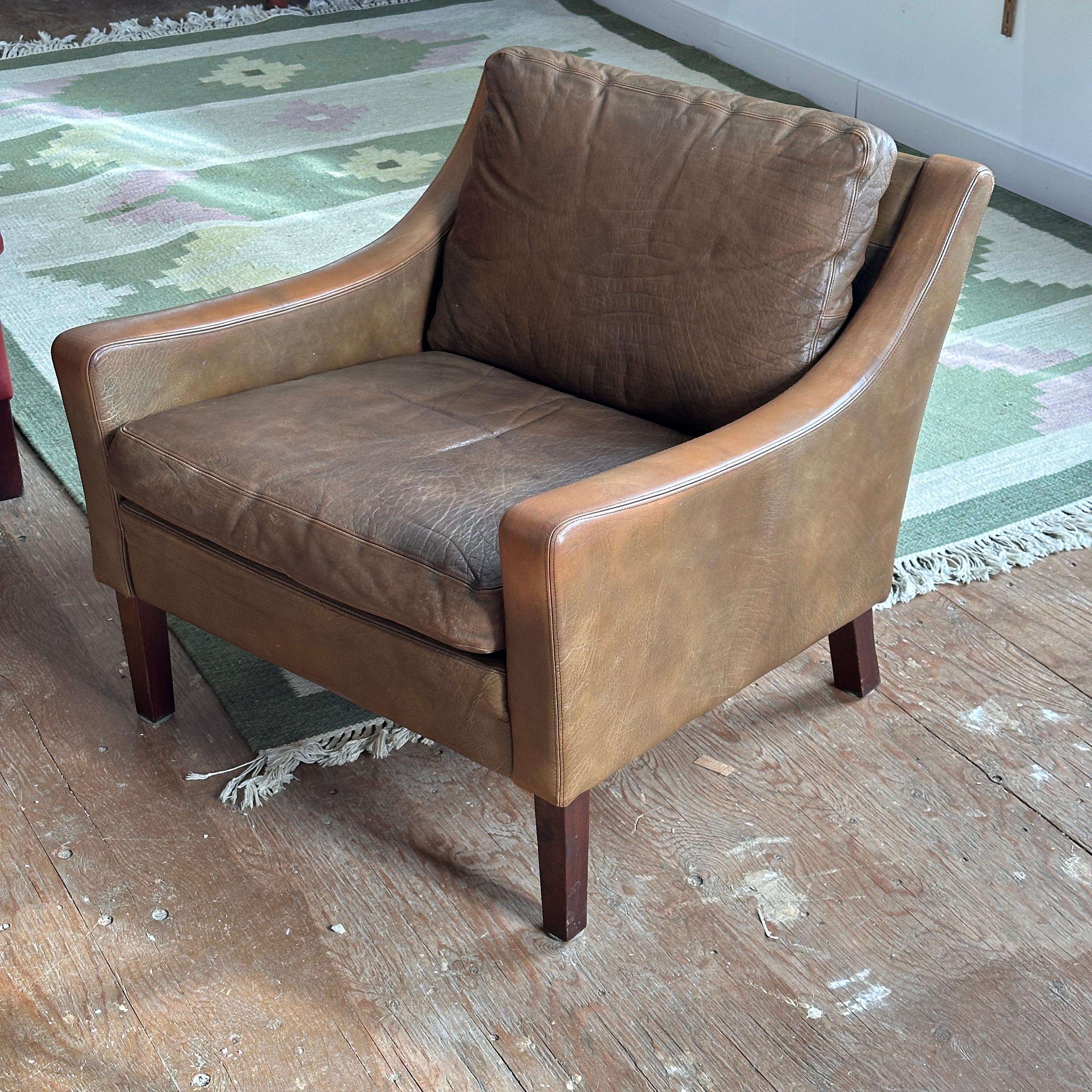 Danois Chaise longue danoise à dossier bas en cuir attribuée à Børge Mogensen en vente