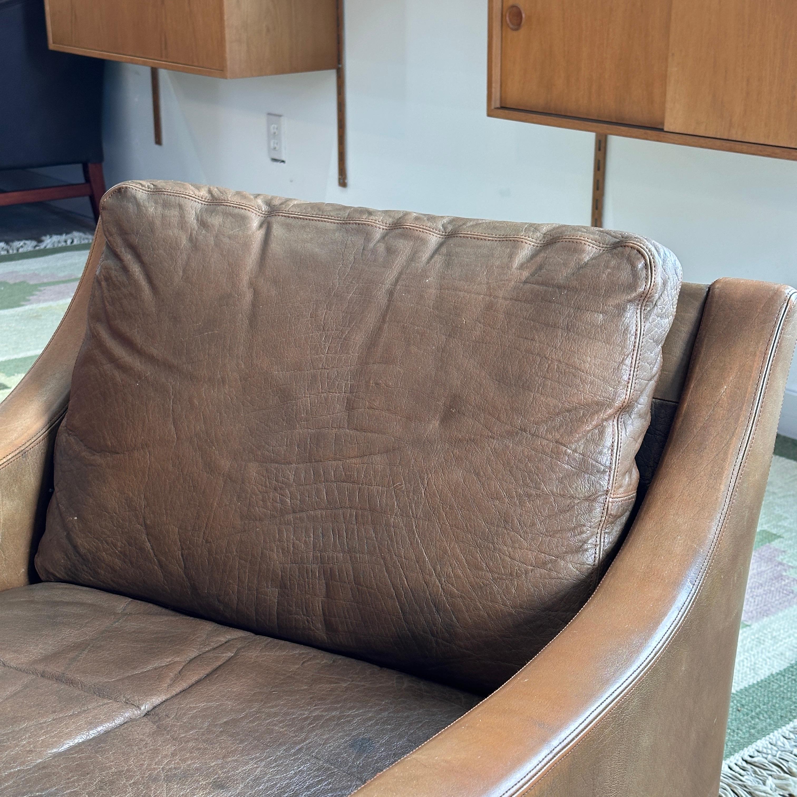 Fin du 20e siècle Chaise longue danoise à dossier bas en cuir attribuée à Børge Mogensen en vente
