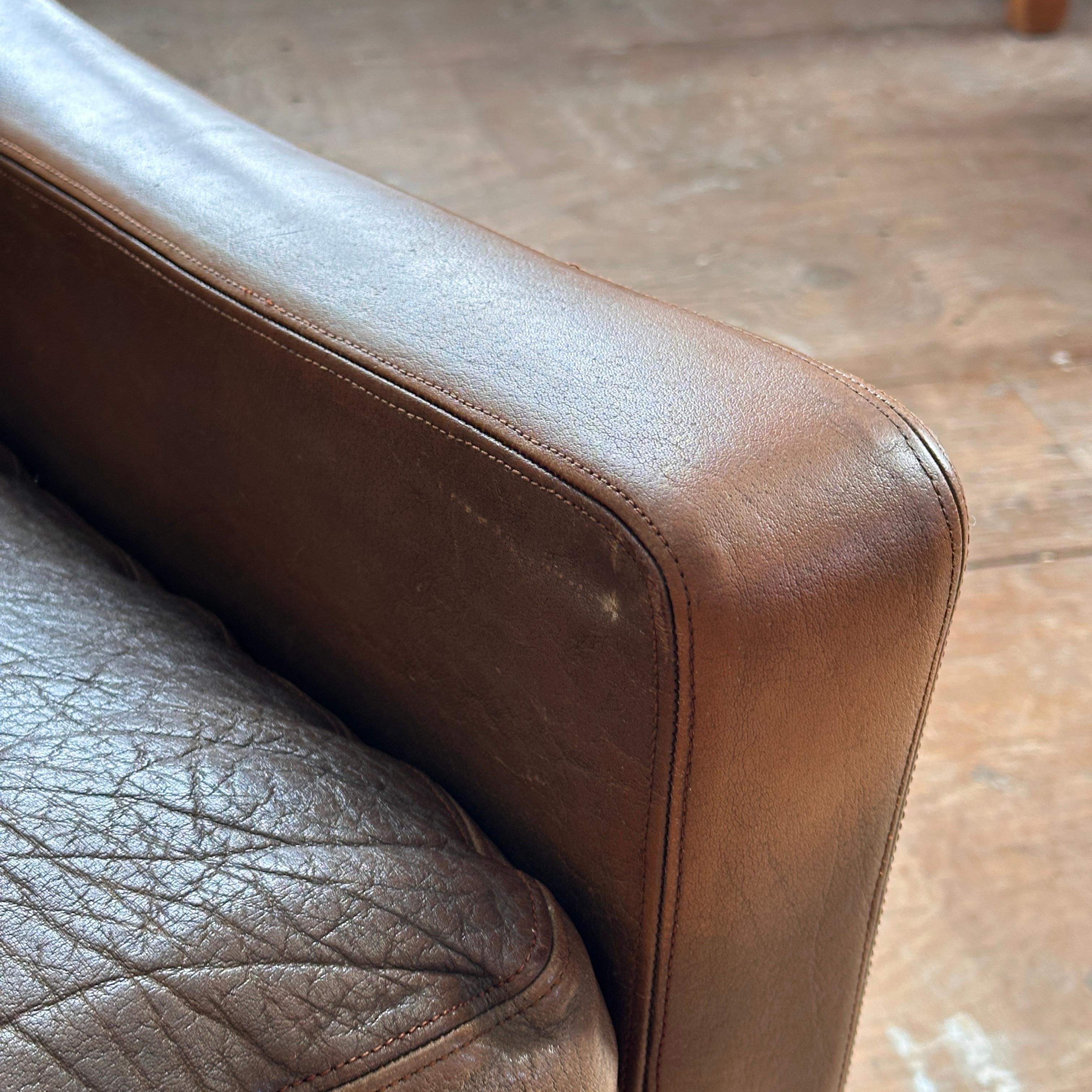 Cuir Chaise longue danoise à dossier bas en cuir attribuée à Børge Mogensen en vente