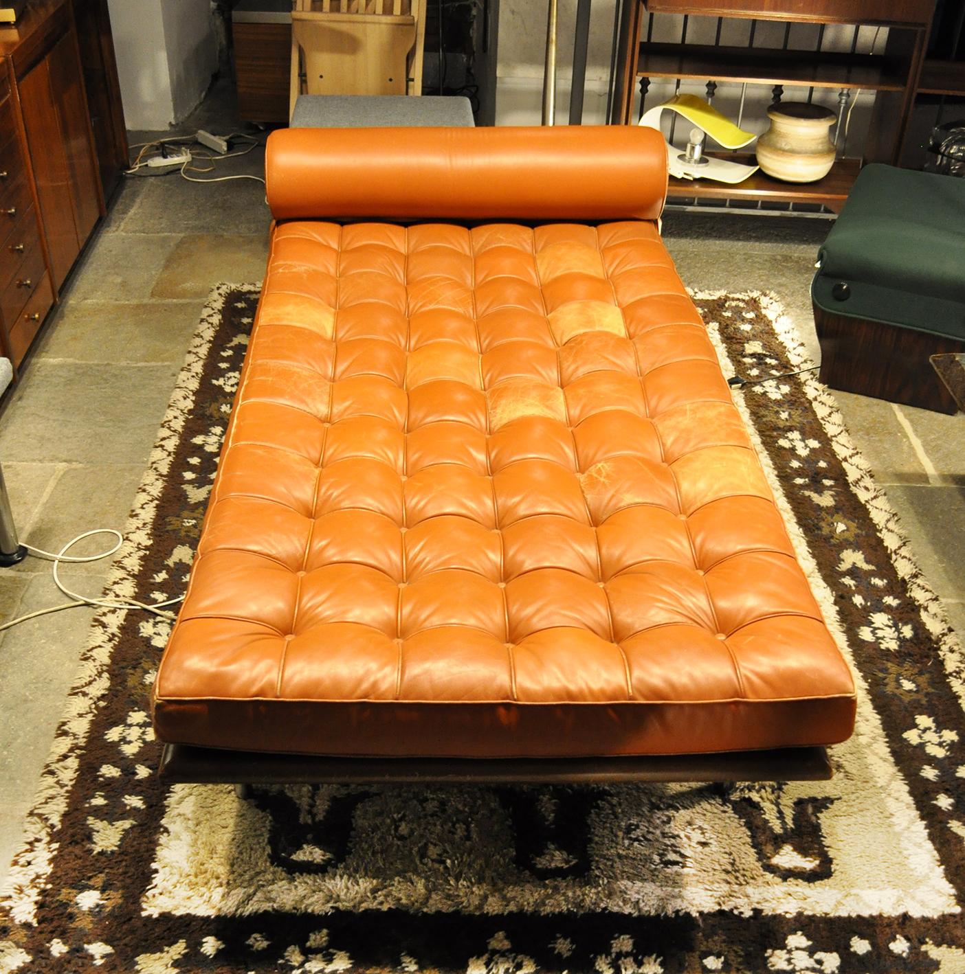 Italian Leather Daybed by Mies Van Der Rohe for Knoll International, 1970s For Sale