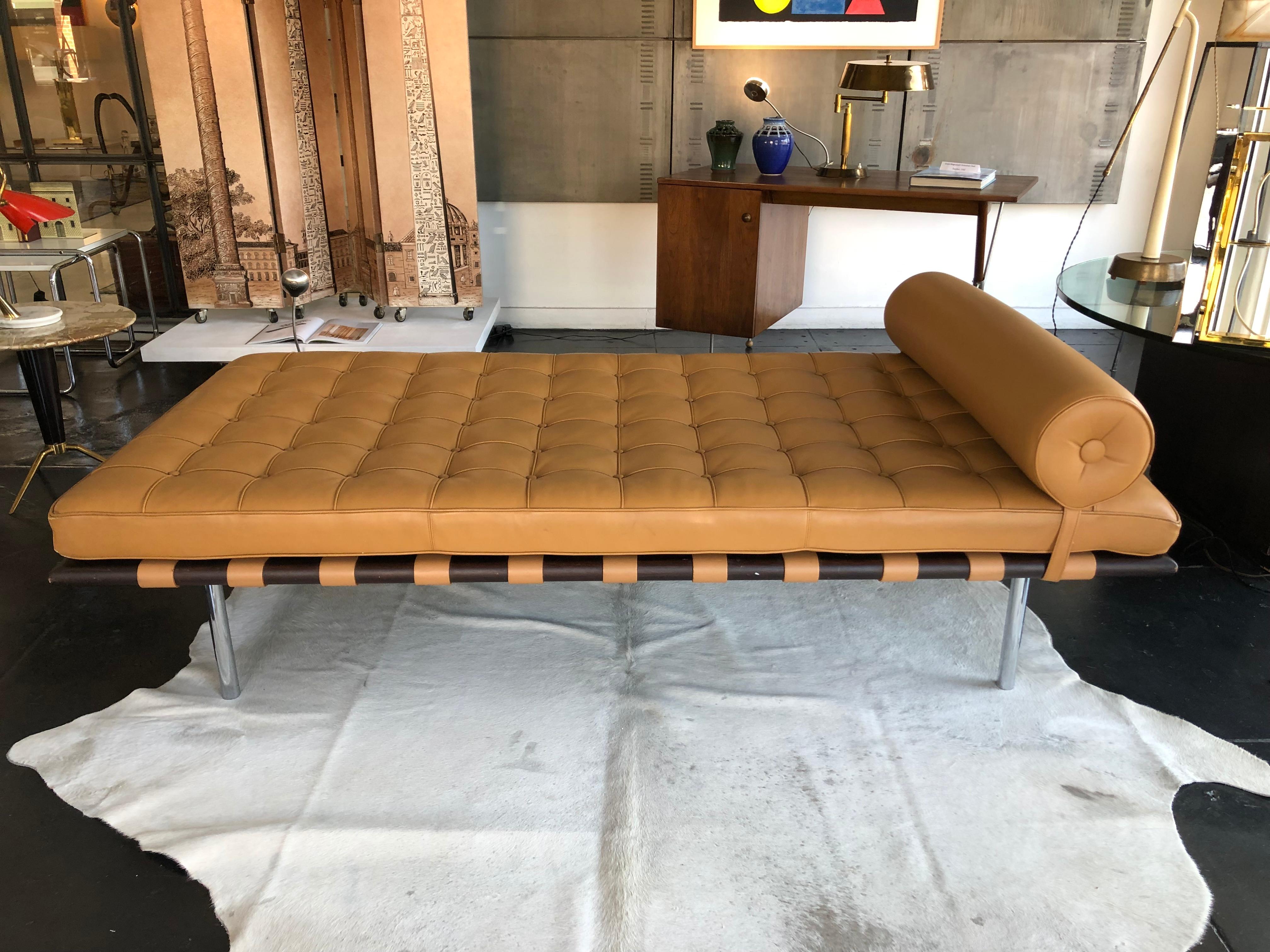 Daybed by Mies Van der Rohe in cappuccino-color leather, 1970s. Perfect condition.