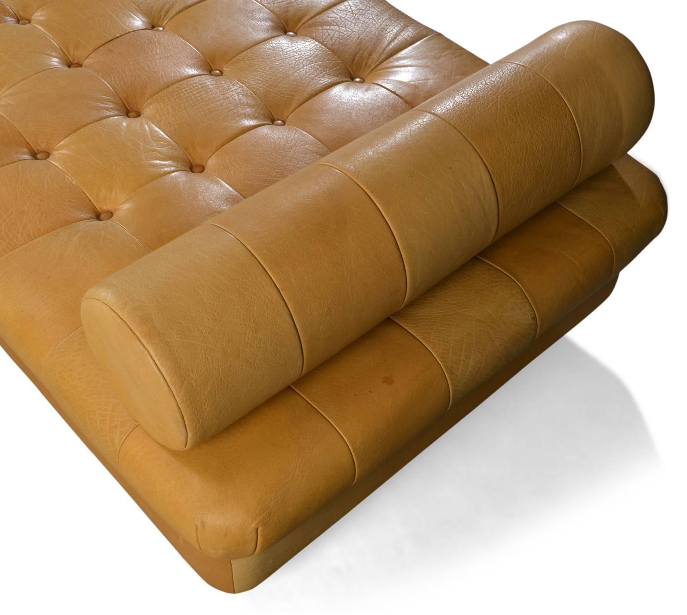 Leather Daybed In Good Condition For Sale In Paris, FR
