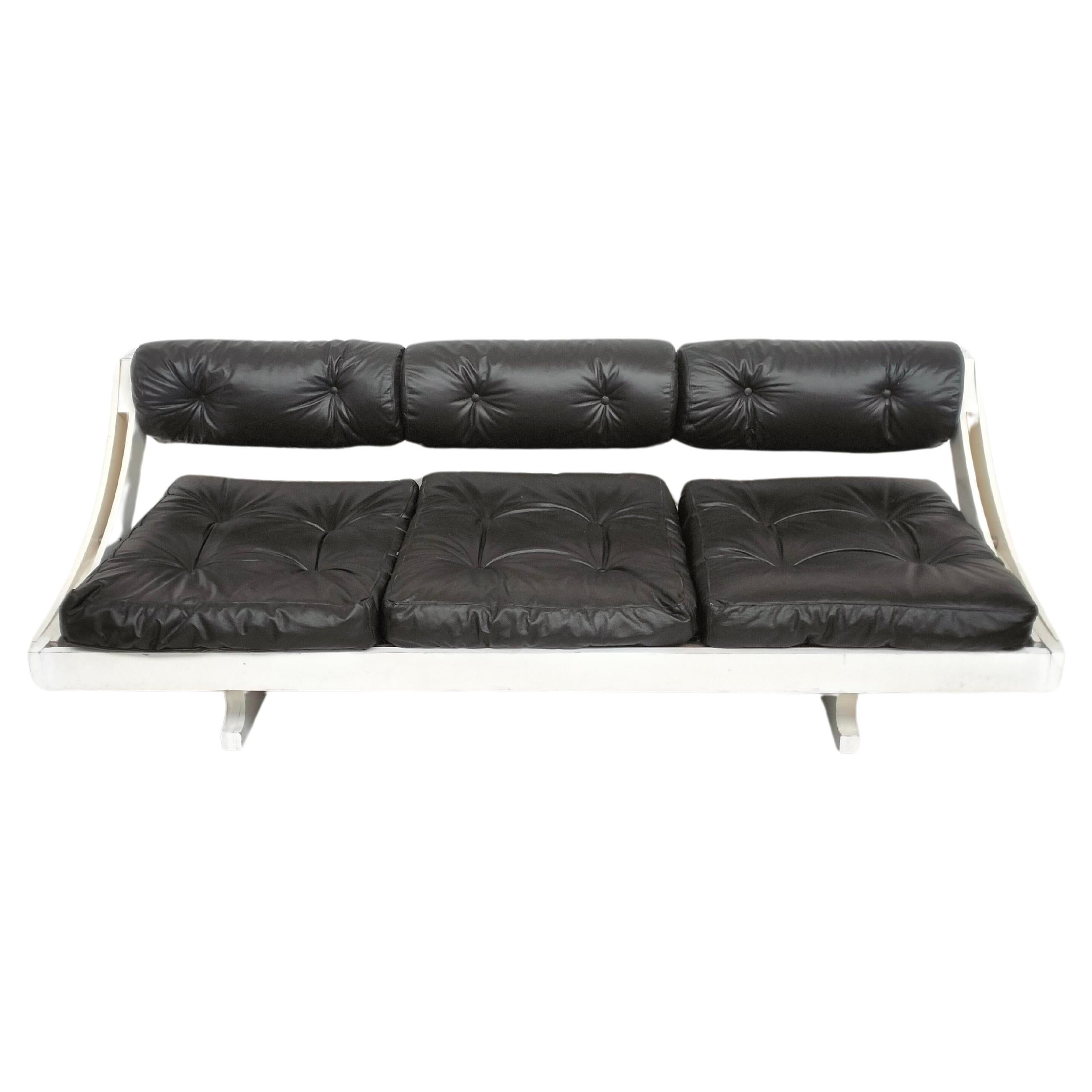 CONDITION: very good with small and inevitable signs of age and use, the leather has recently been renewed.

Functional and elegant lounge sofa/daybed model GS195 designed by Gianni Songia for Sormani, Italy 1963. This sofa has a sculptural beech