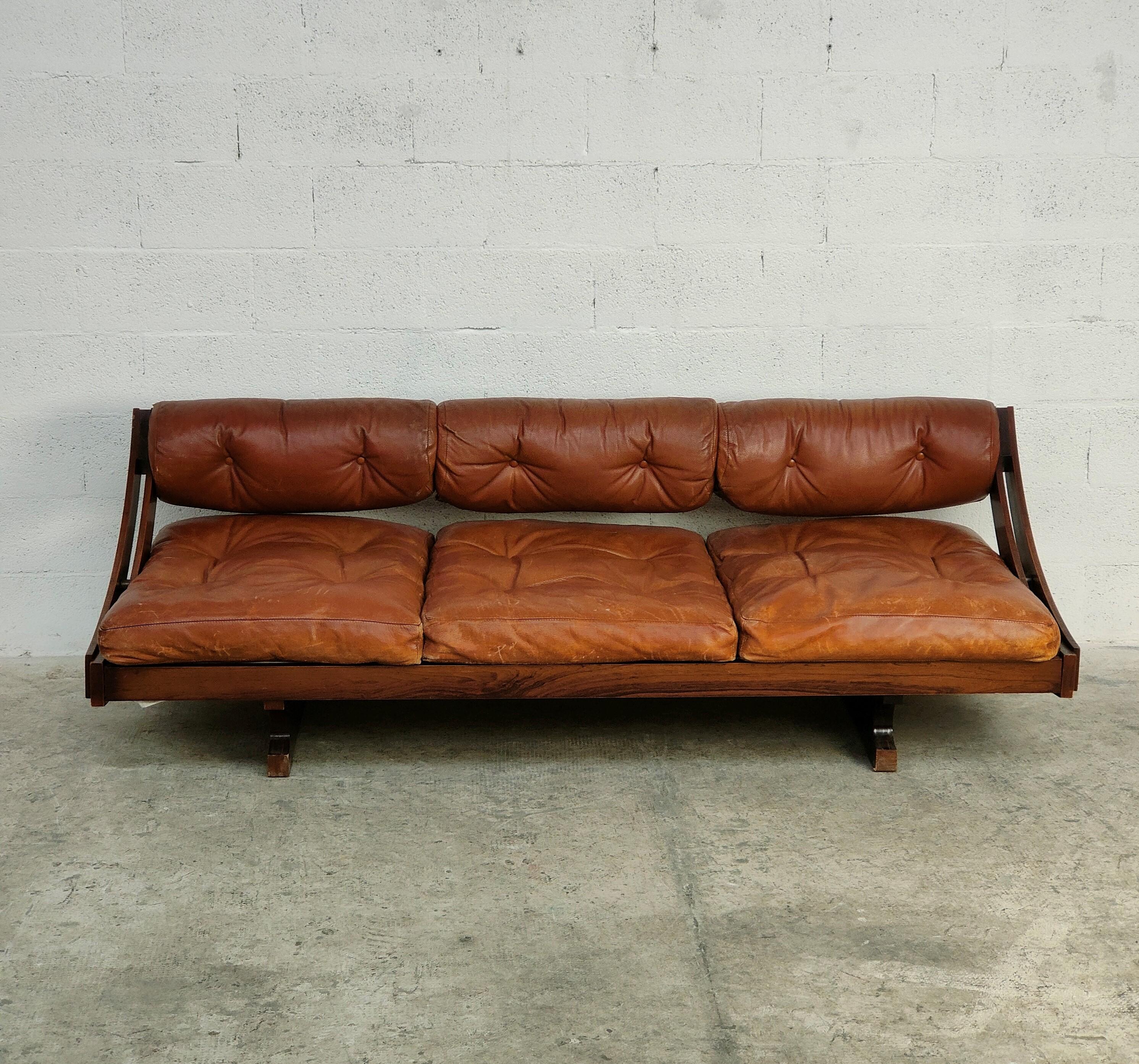 Leather daybed sofa GS195 model designed by Gianni Songia and produced by Sormani 1960s.
This daybed features an adjustable backrest leaving a flat bed surface or locked into the upright position for the sofa version. 
Extremely comfortable Italian