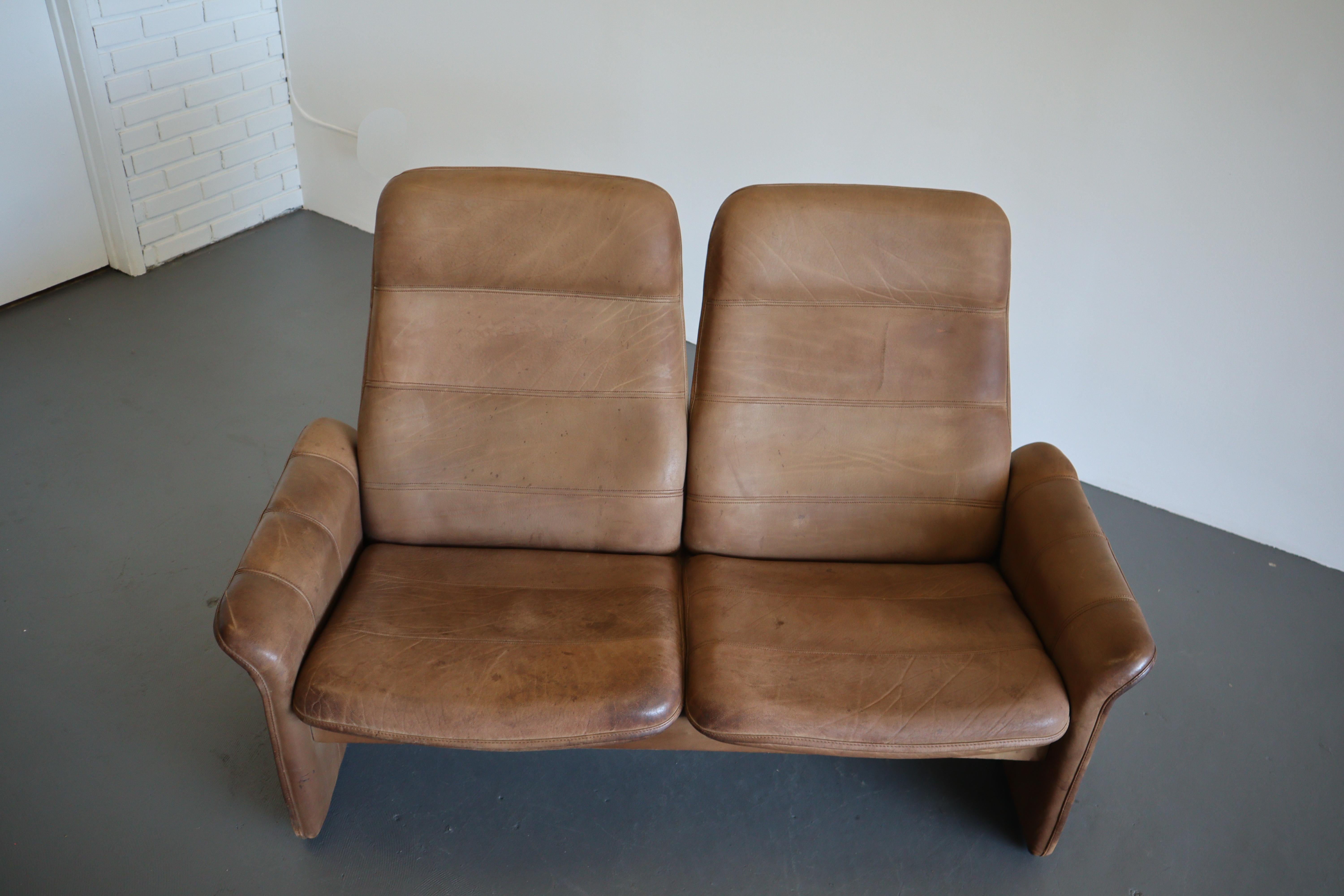 Ein beeindruckendes 2-Sitzer-Sofa aus kastanienfarbenem Leder. Die sanften Rundungen und klaren Linien verbinden sich zu einem lustigen und zugleich funktionalen Space-Age-Design. Mit diesem garantierten Gesprächsthema werten Sie Ihr Wohnzimmer auf.