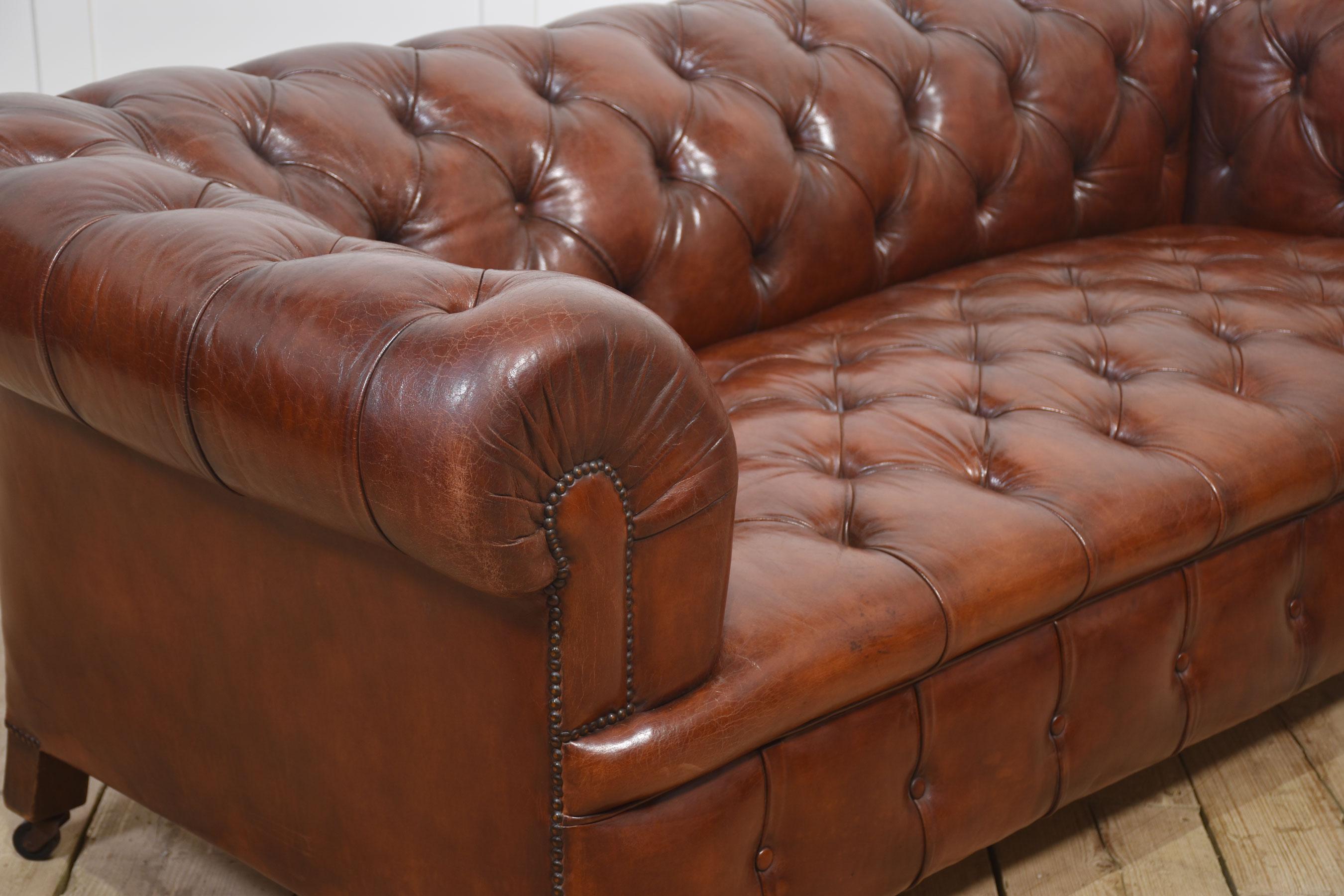 Leder Chesterfield mit Knöpfen im Angebot 5